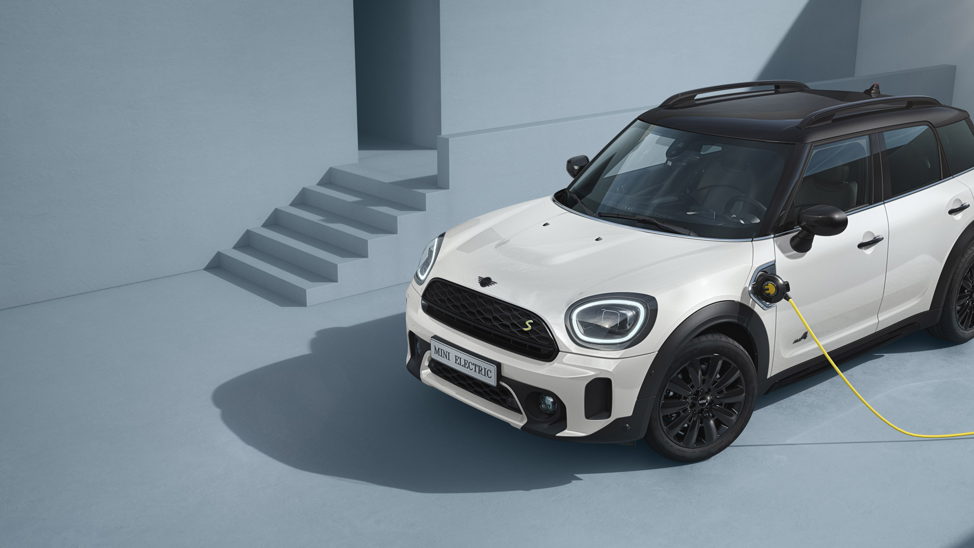 MINI Countryman Hybrid – pohled z boku – stříbrná a žlutá
