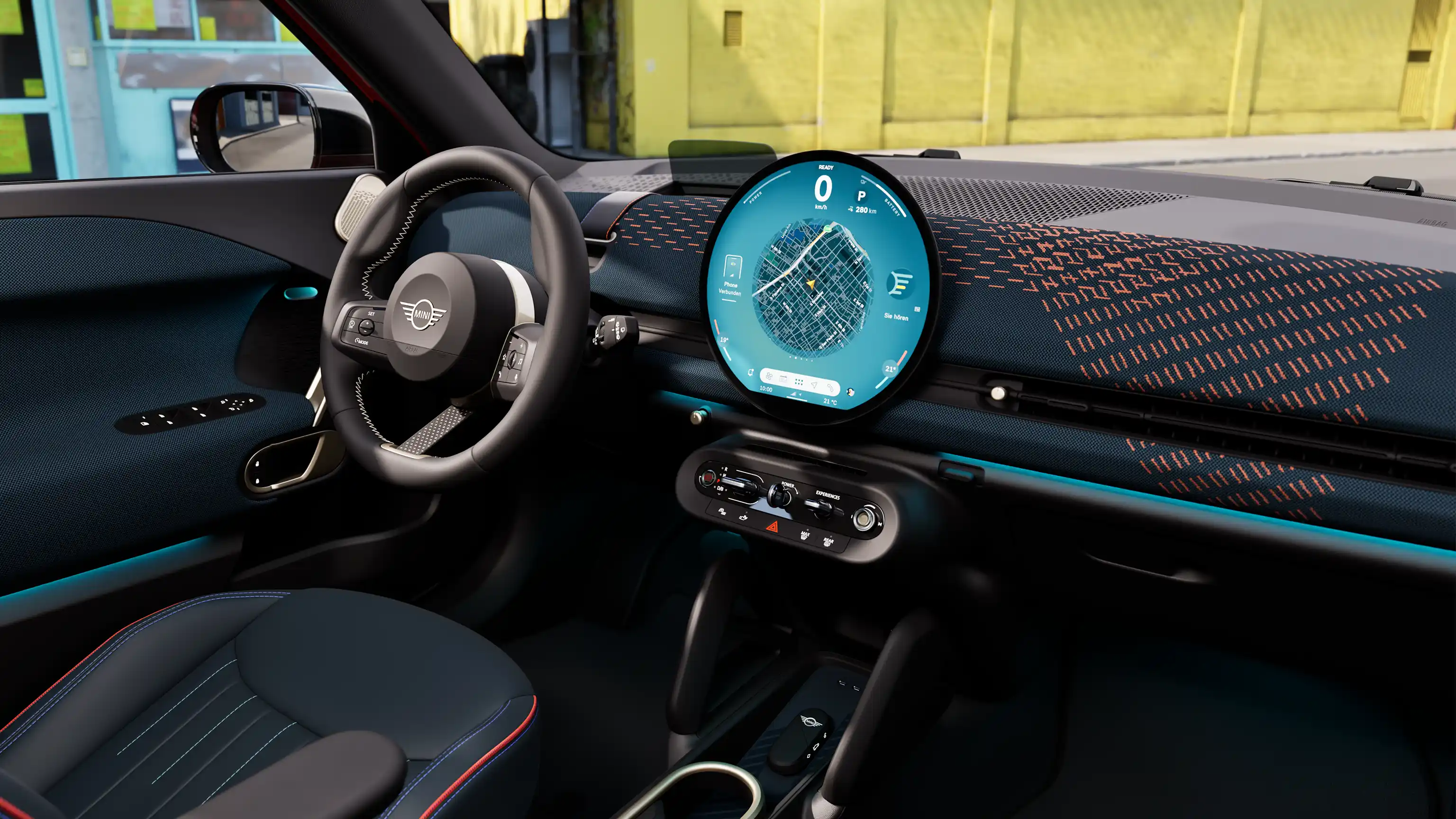 Video detailně představující interiér elektrického MINI Aceman. Kamera zabírá interiér a ukazuje modré čalounění.
