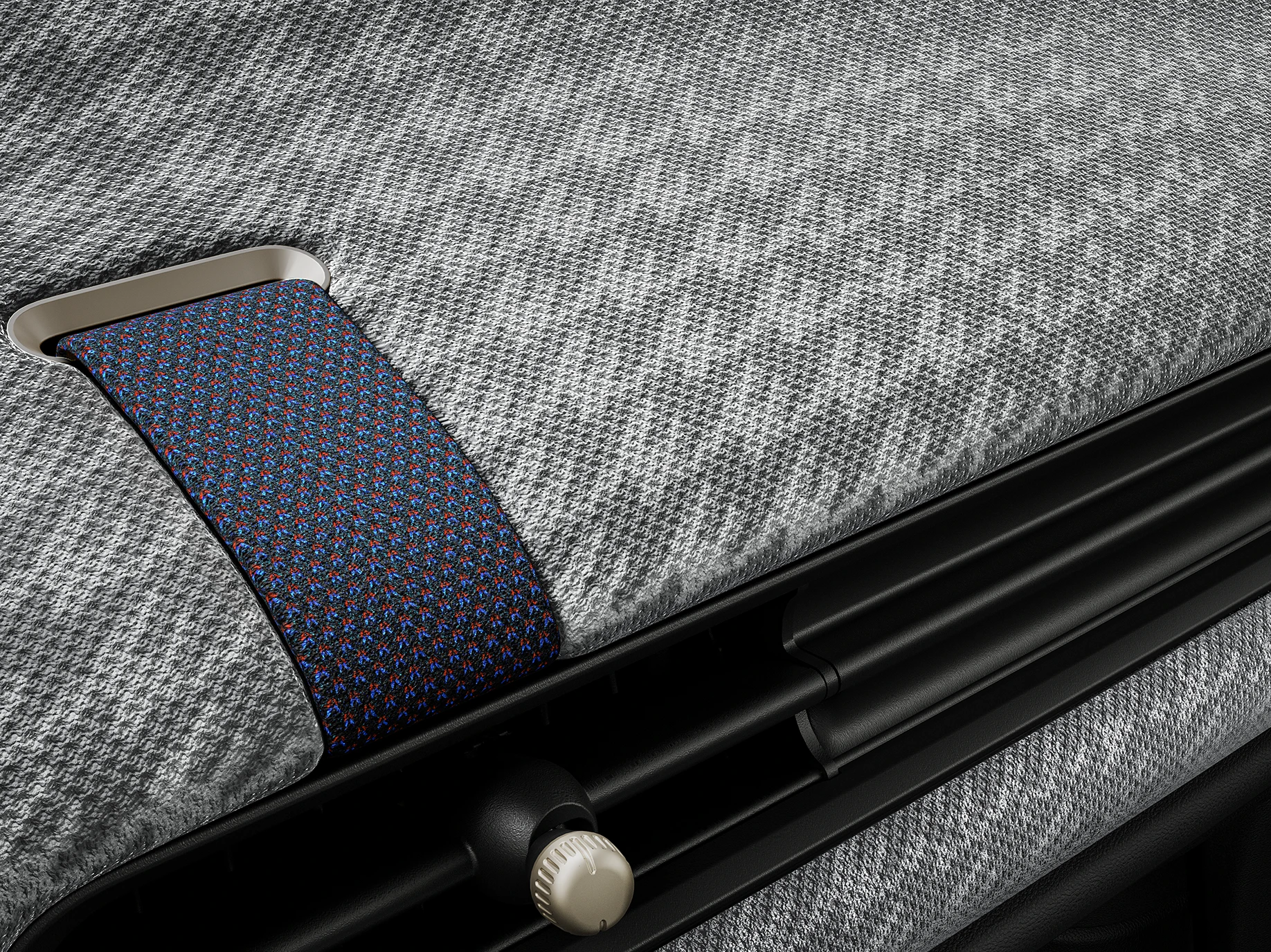 Detailní pohled na 2D úplet na palubní desce v MINI Cooper.