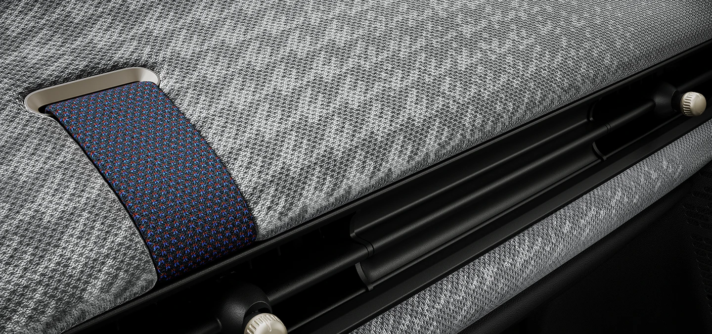 Detailní pohled na 2D úplet na palubní desce v MINI Cooper.