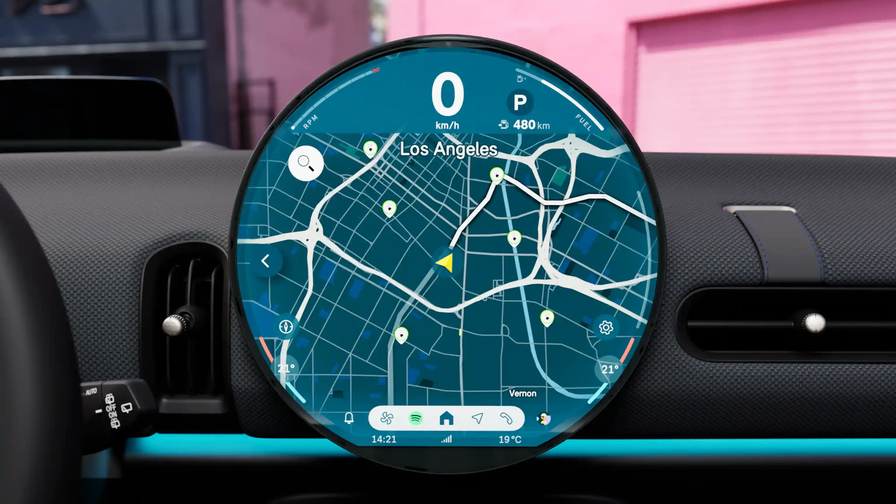 Video s displejem MINI Cooper ukazující navigaci a ovládací prvky