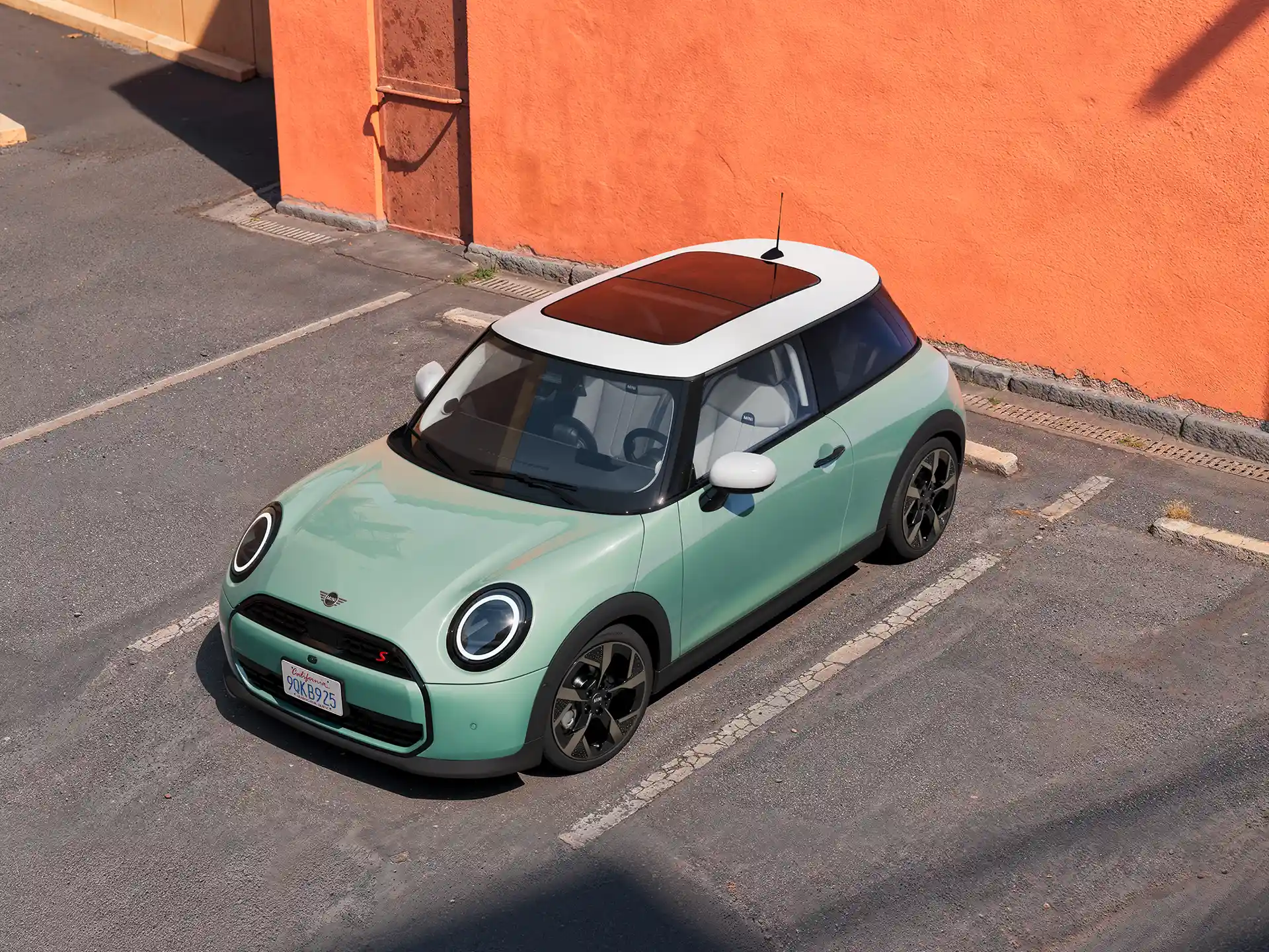 Video detailně představující interiér a exteriér MINI Cooper. Kamera zabírá palubní desku se zaměřením na designové prvky.