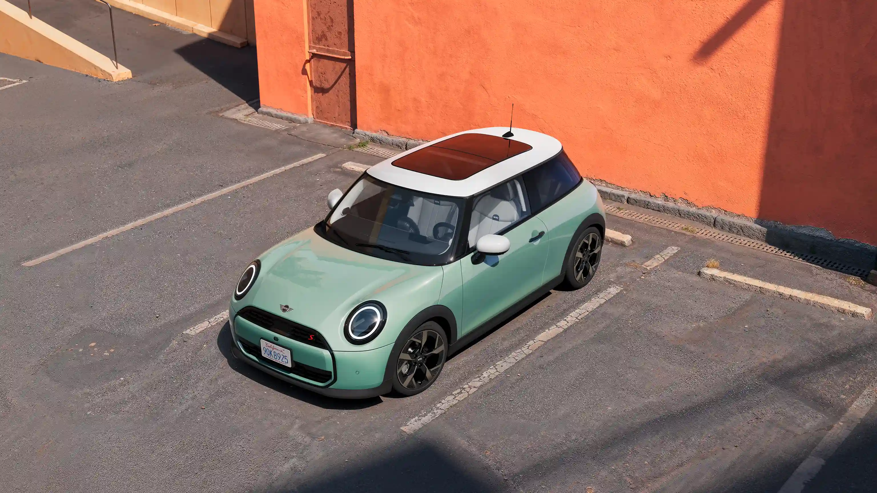 Video detailně představující interiér a exteriér MINI Cooper. Kamera zabírá palubní desku se zaměřením na designové prvky.
