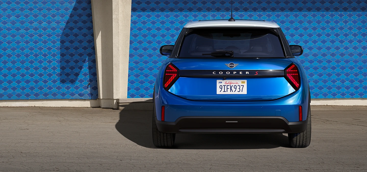 Pohled zezadu na 5dveřové MINI Cooper v modré barvě Icy Sunshine Blue s modrou barevnou střechou Multitone.