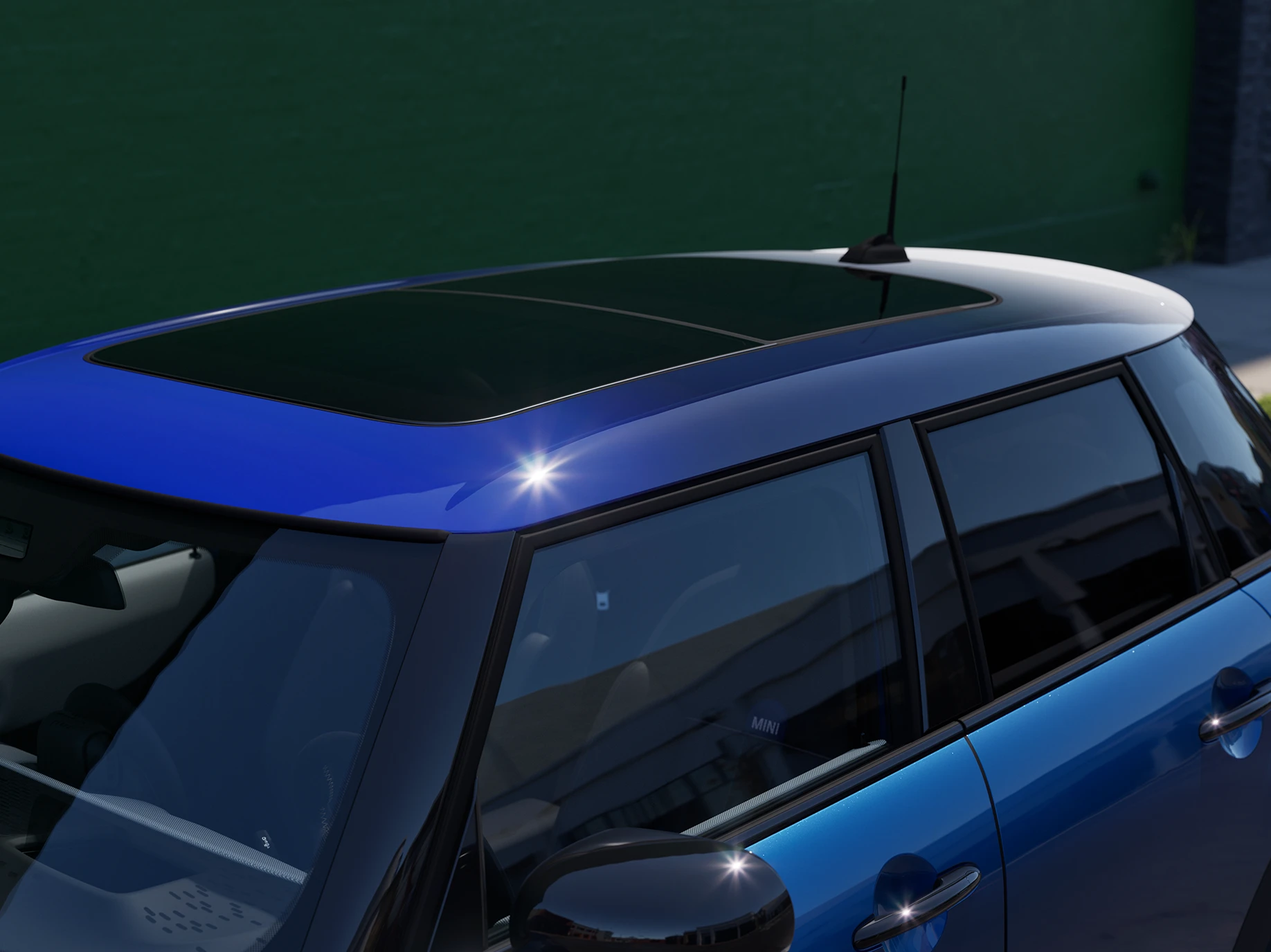 Detailní pohled na 5dveřové MINI Cooper se zaměřením na modrou barevnou střechou Multitone.