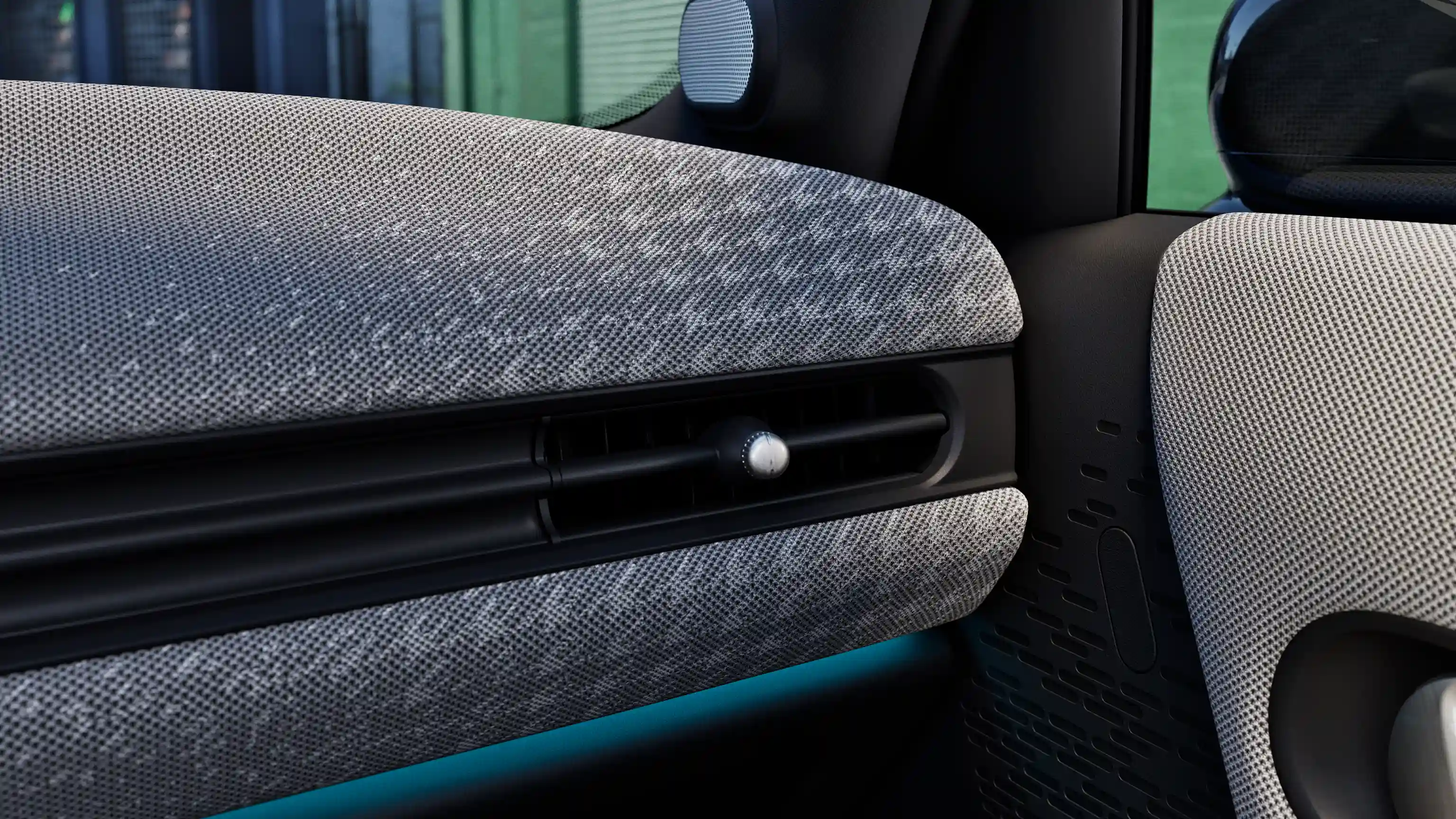 Detailní pohled na palubní desku s modrým vnitřním osvětlením 5veřového MINI Cooper