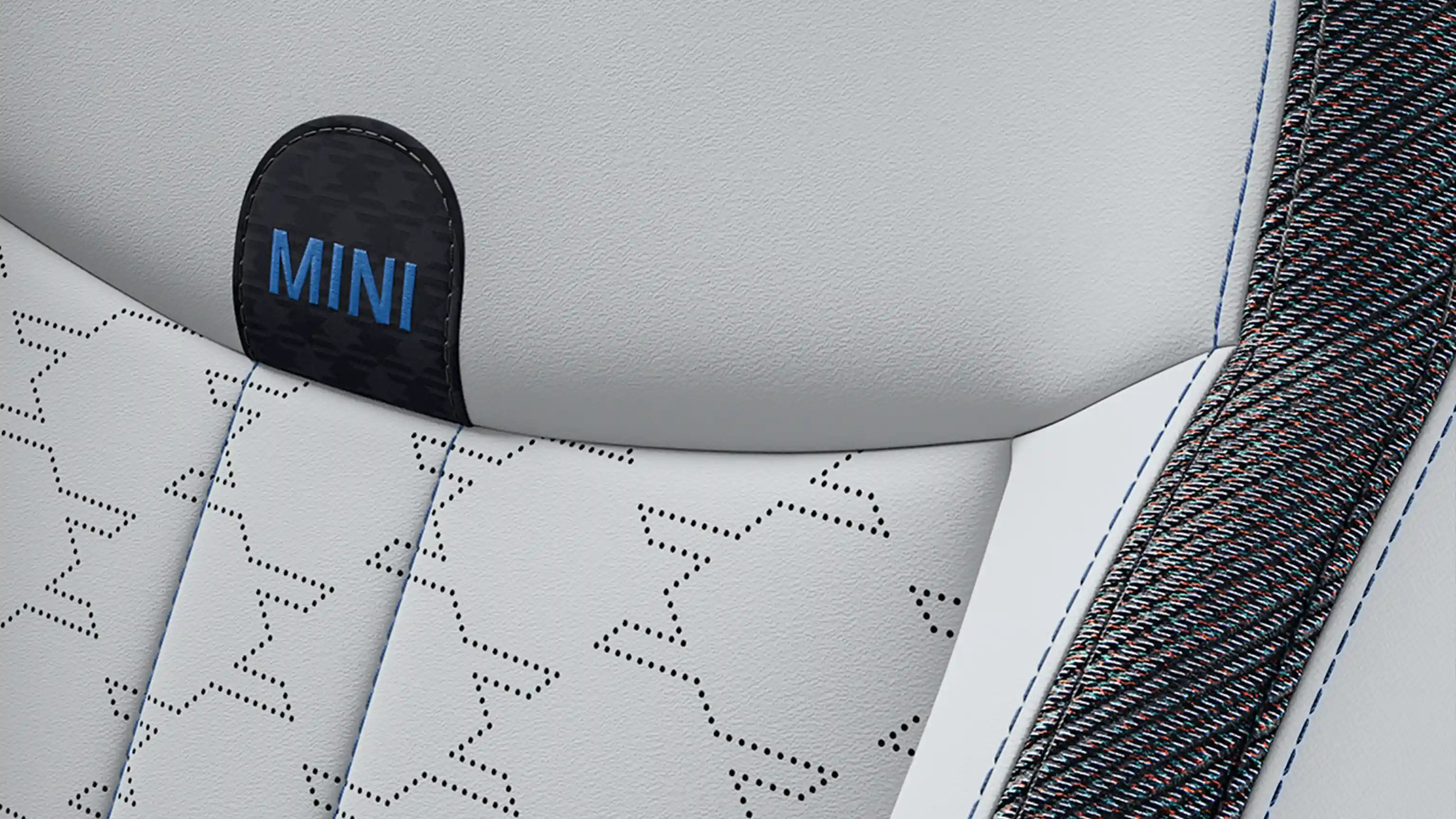 Pohled na 5dveřové MINI Cooper s paketem Classic a jeho sedadla čalouněná černo-modrou kombinací Vescin/látka