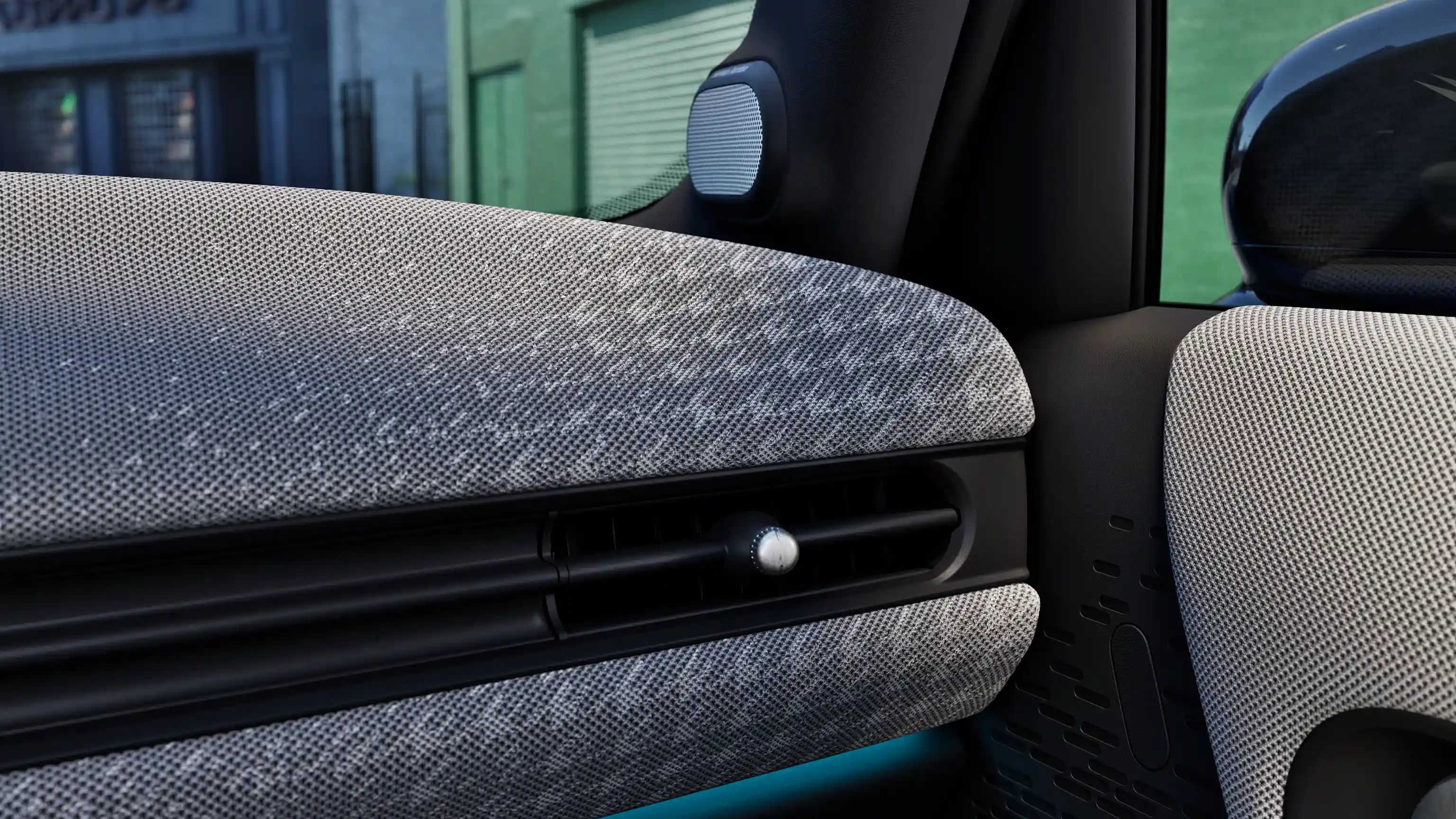 Detailní pohled na palubní desku s modrým vnitřním osvětlením 5veřového MINI Cooper