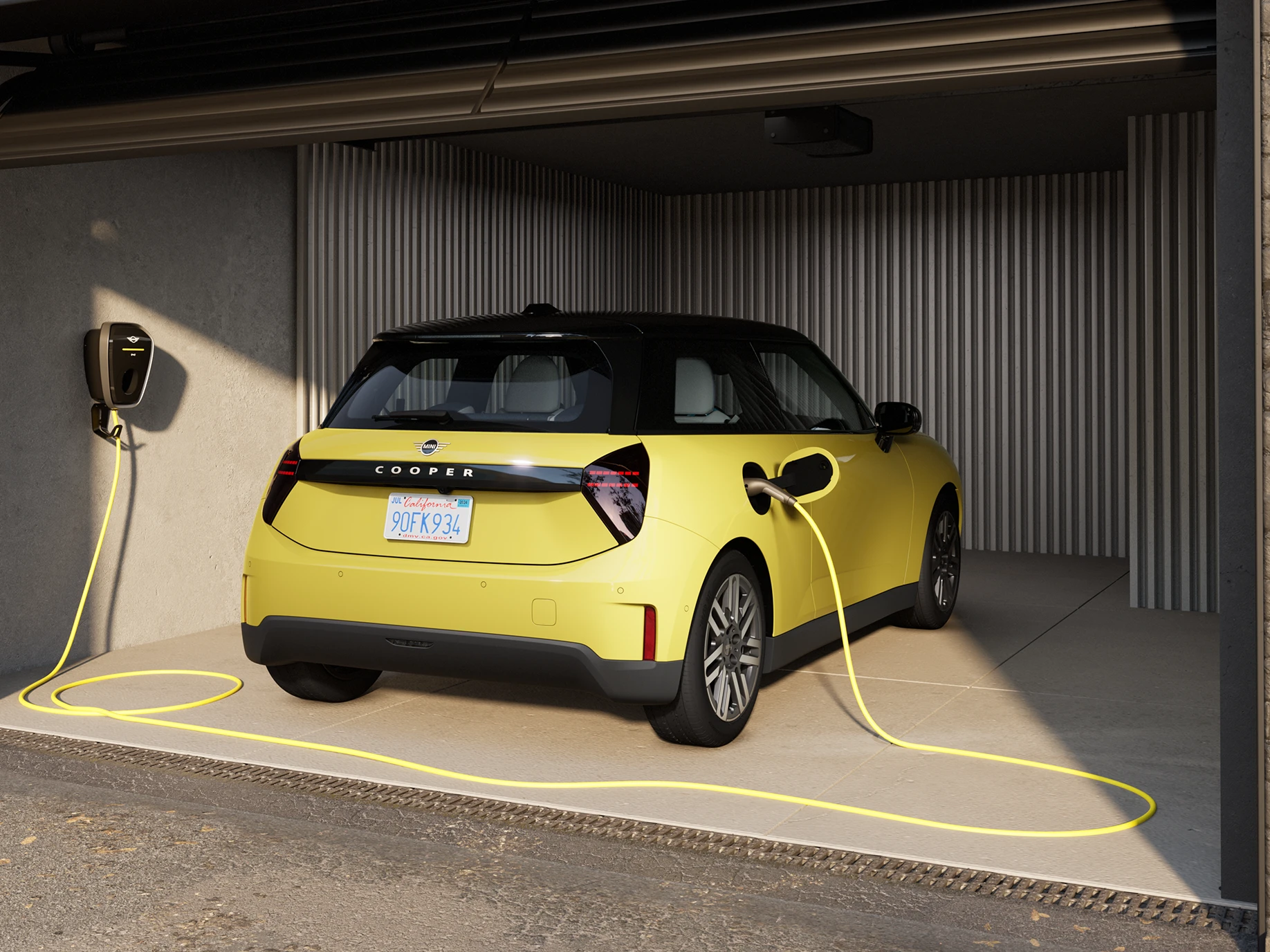 Pohled zezadu na elektrické MINI Cooper ve žluté barvě Sunnyside Yellow při nabíjení v garáži. 