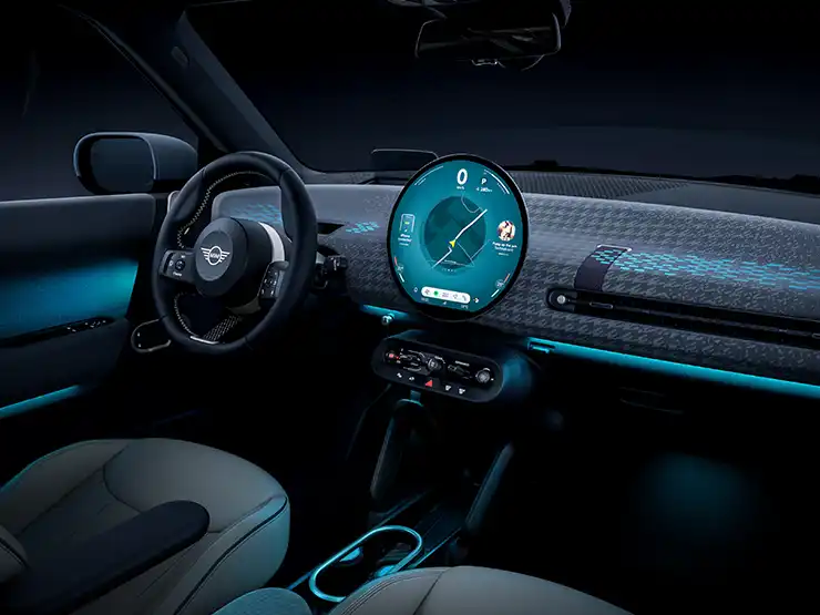 Pohled do interiéru elektrického MINI Cooper s modrým vnitřním osvětlením.