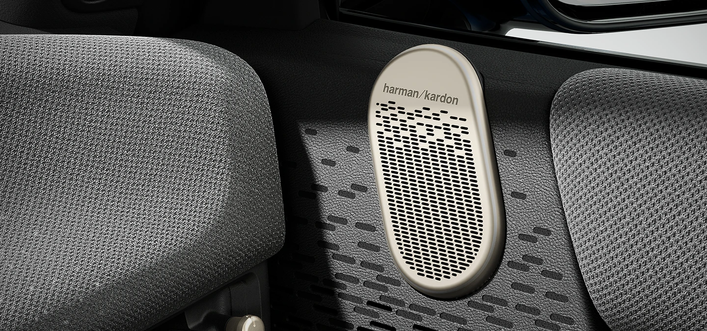 Detailní pohled na prostorový zvukový systém MINI Harman Kardon.