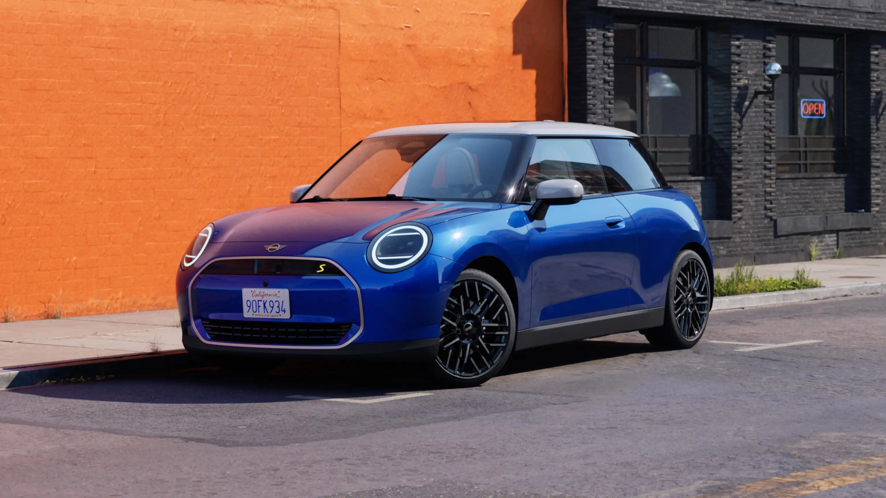 Video podrobně představující interiér a exteriér elektrického MINI Cooper. Kamera přejíždí po palubní desce a upozorňuje na designové prvky