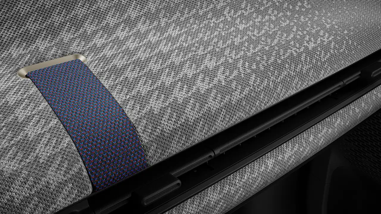 Pohled na palubní desku elektrického MINI Cooper v šedé a bílé