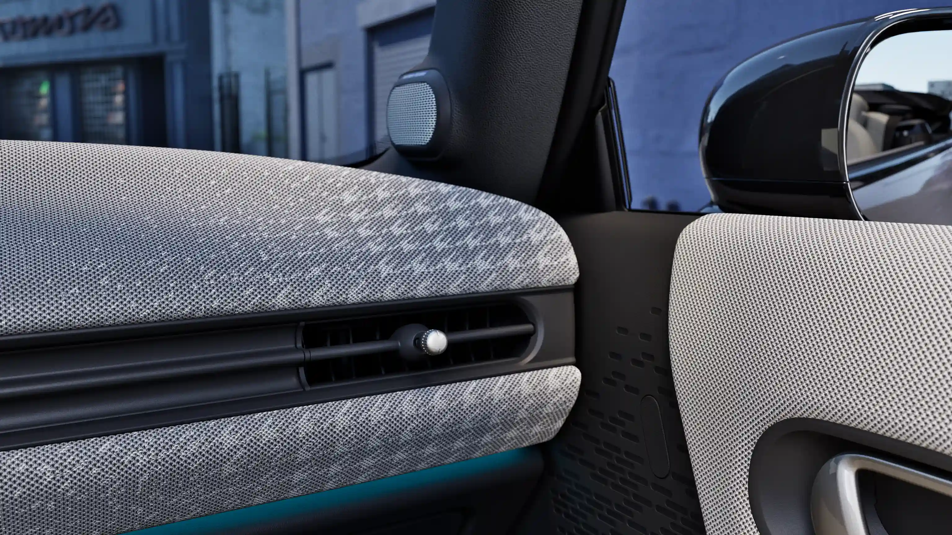 Detailní pohled na palubní desku MINI Cooper Cabrio s ambientním osvětlením