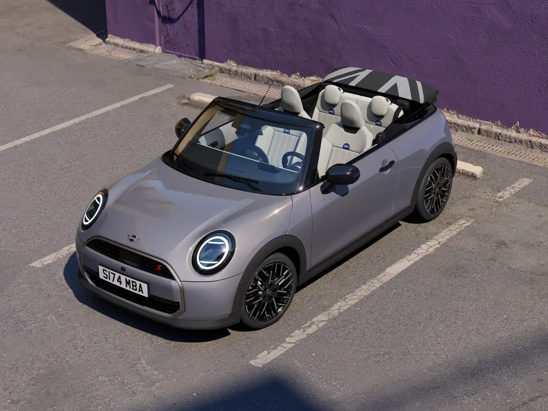 Video detailně představující interiér a exteriér MINI Cooper Cabrio. Kamera zabírá palubní desku se zaměřením na designové prvky.