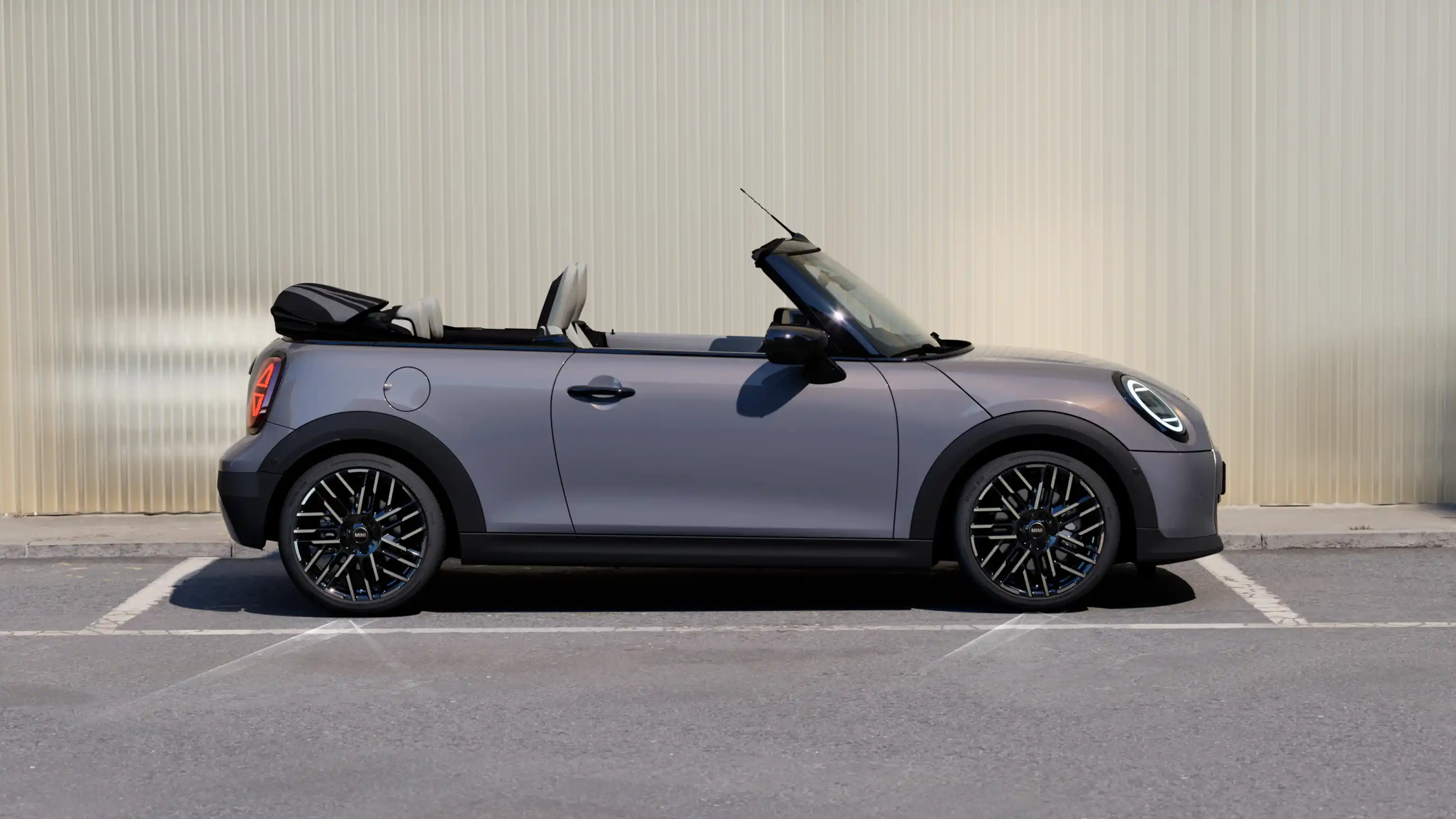 MINI Cooper Cabrio – exteriér vlastnosti – pohled z boku
