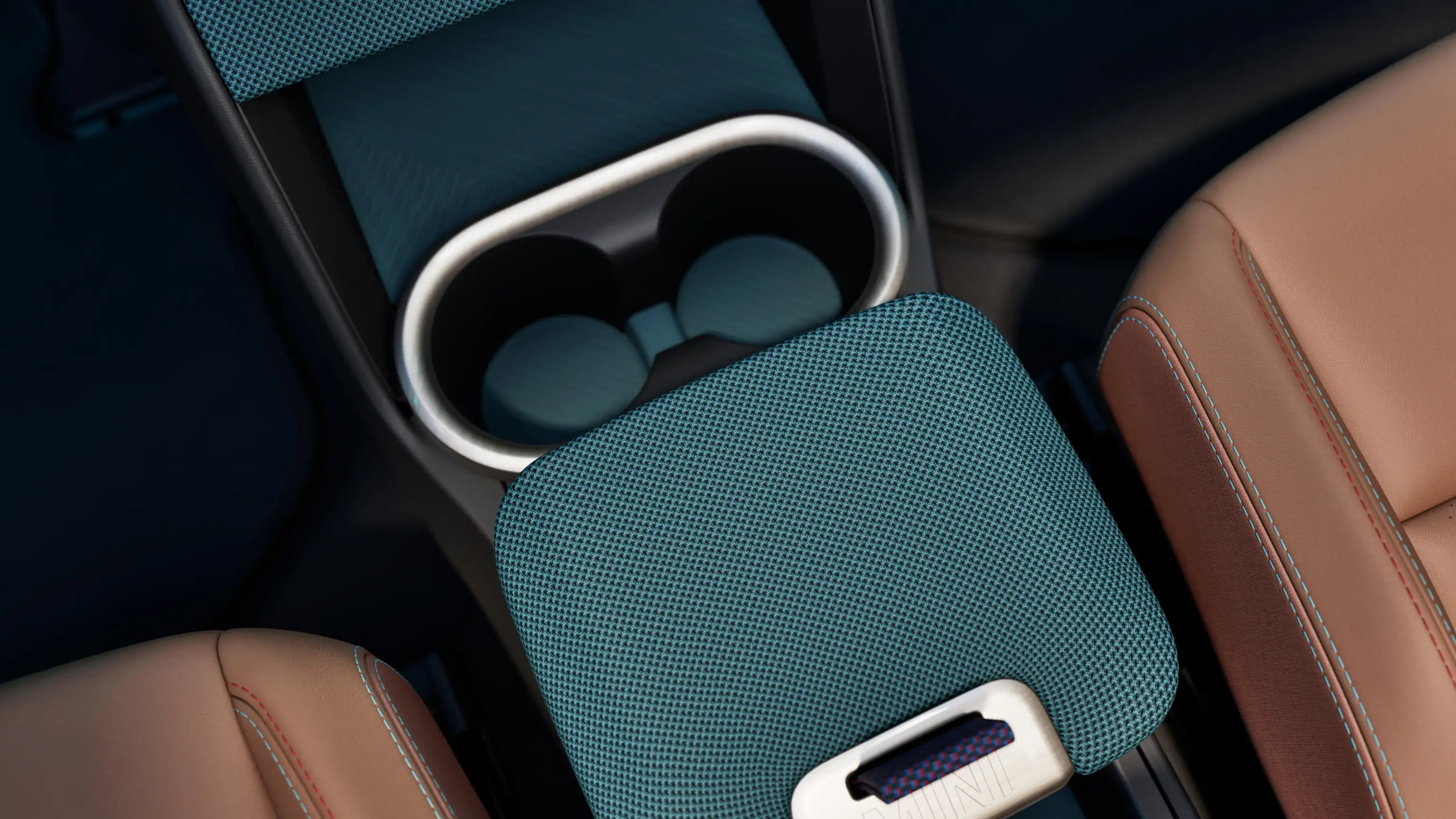 Pohled shora na palubní desku elektrického MINI Countryman