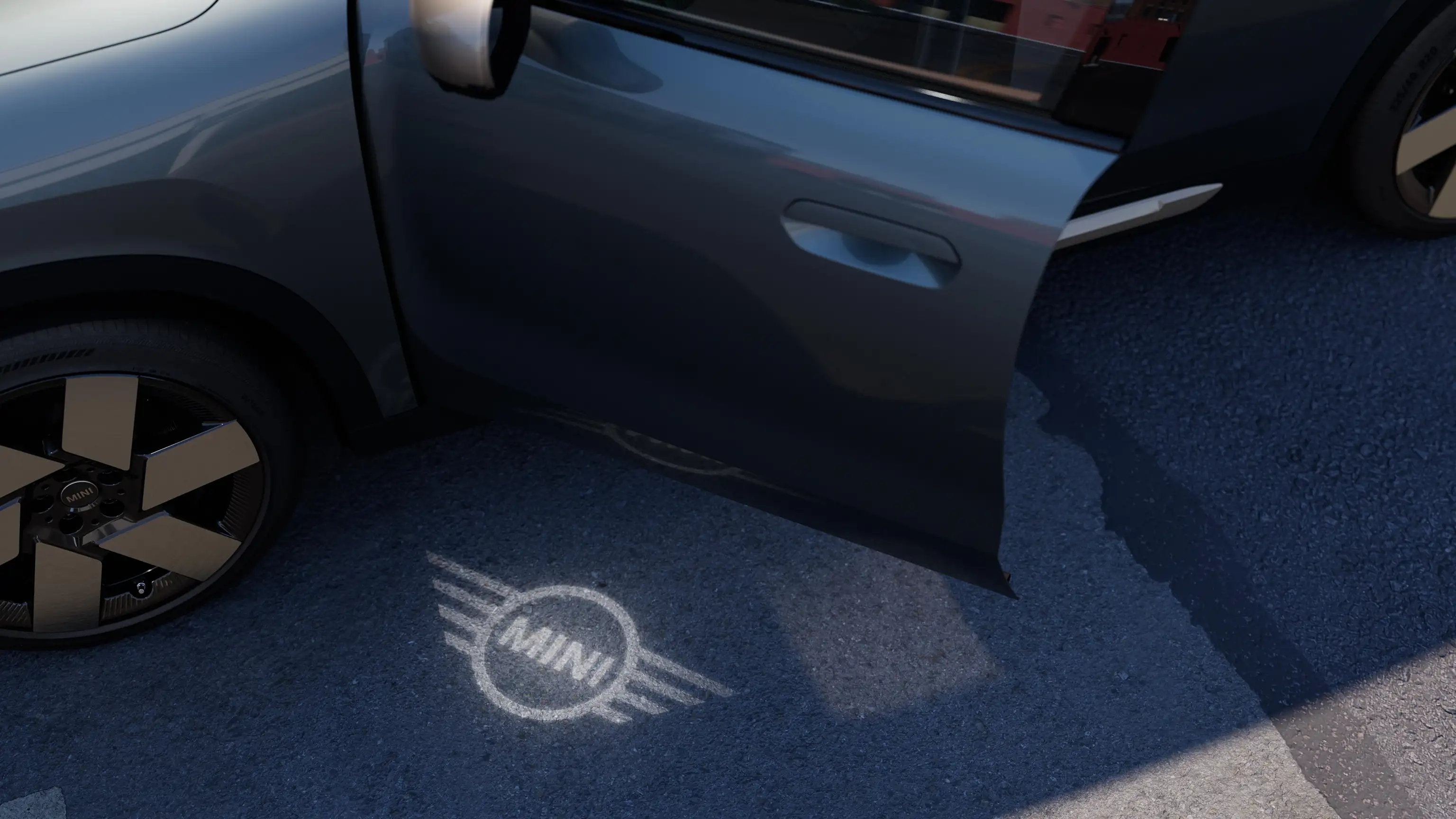 Elektrické MINI Countryman – Projekce vedle dveří