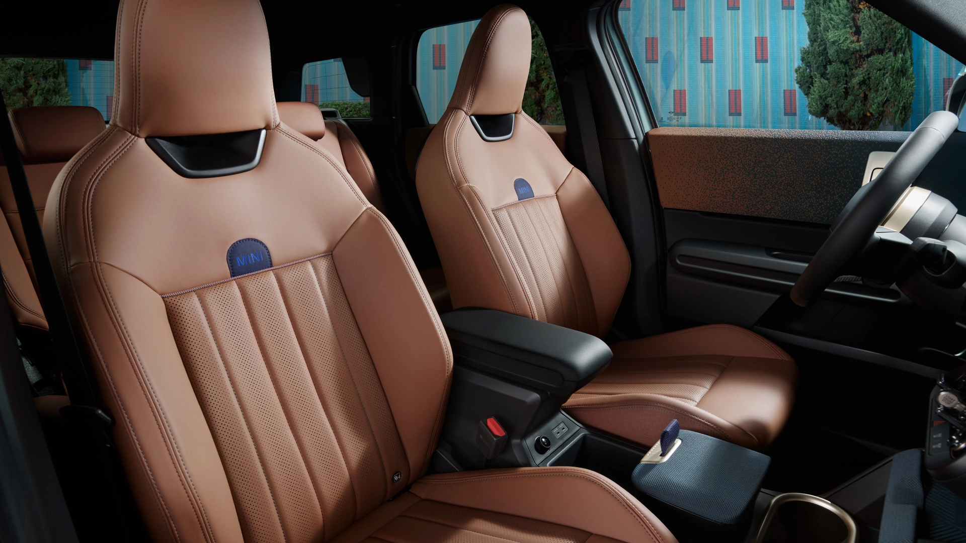 MINI Countryman – interiér – hnědá přední sedadla