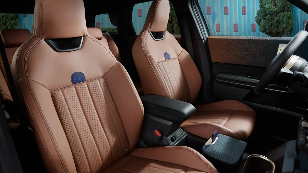 MINI Countryman – interiér – hnědá přední sedadla