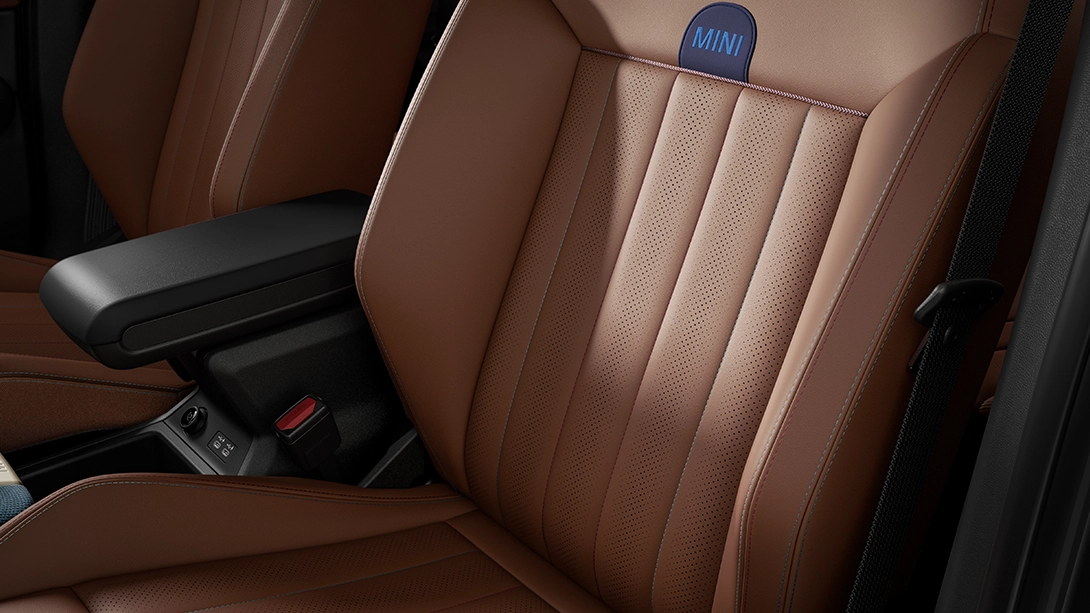 MINI Countryman – interiér – čalounění hnědé
