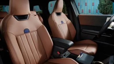 MINI Countryman – interiér – hnědá přední sedadla