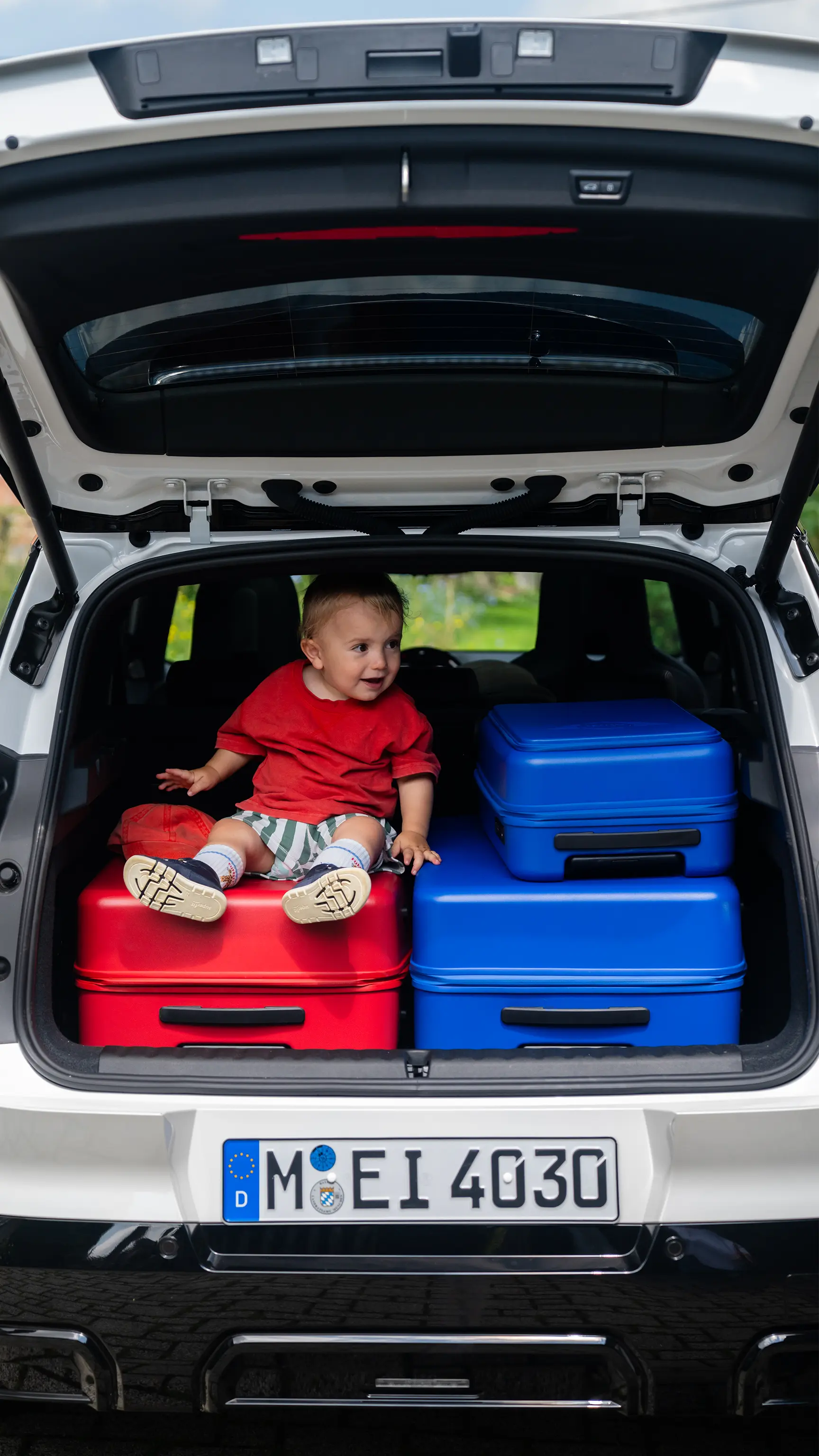MINI Countryman – Dítě v zavazadlovém prostoru