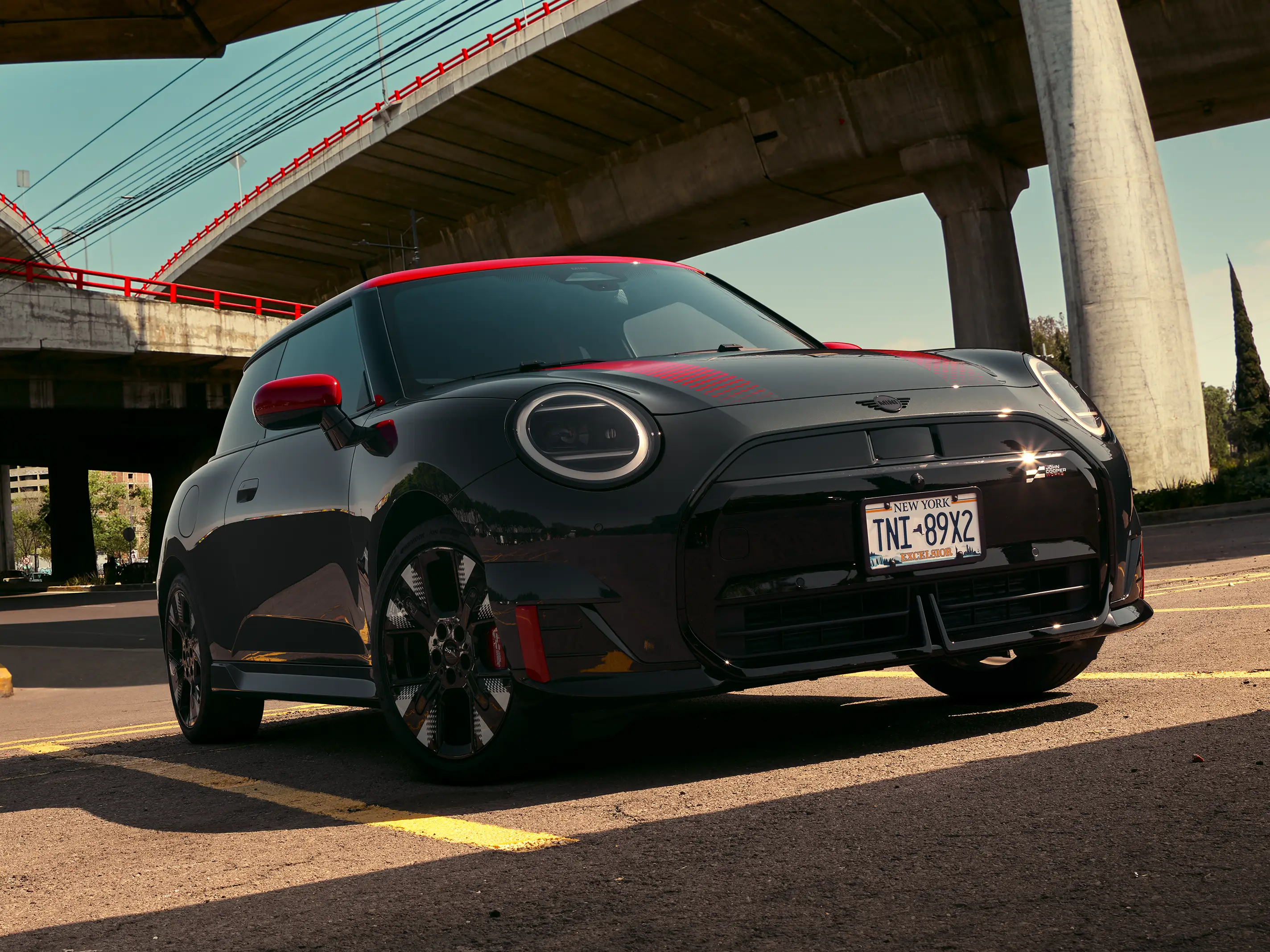 MINI John Cooper Works – J01 JCW Pohled z boku