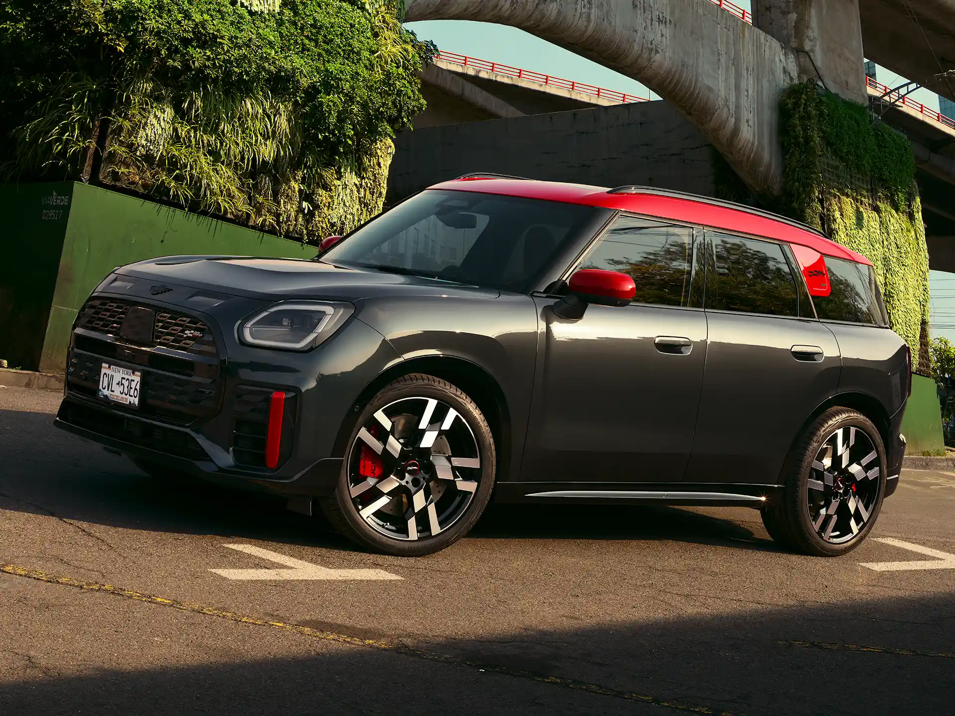 MINI John Cooper Works – U25 JCW Pohled z boku