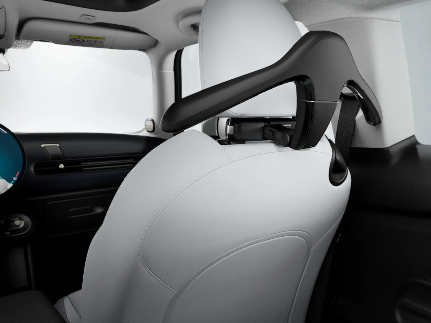 MINI Ramínko na šaty v interiéru vozu jako součást systému MINI Travel and Comfort.
