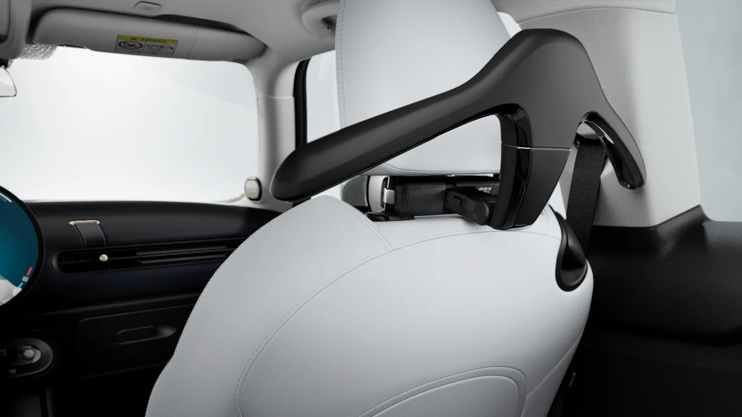 MINI Ramínko na šaty v interiéru vozu jako součást systému MINI Travel and Comfort.