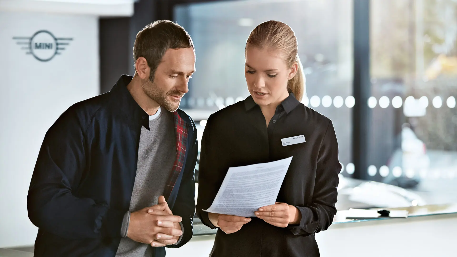 Konzultant MINI Servisu poskytující zákazníkovi MINI Centra poradenství k servisním plánům.