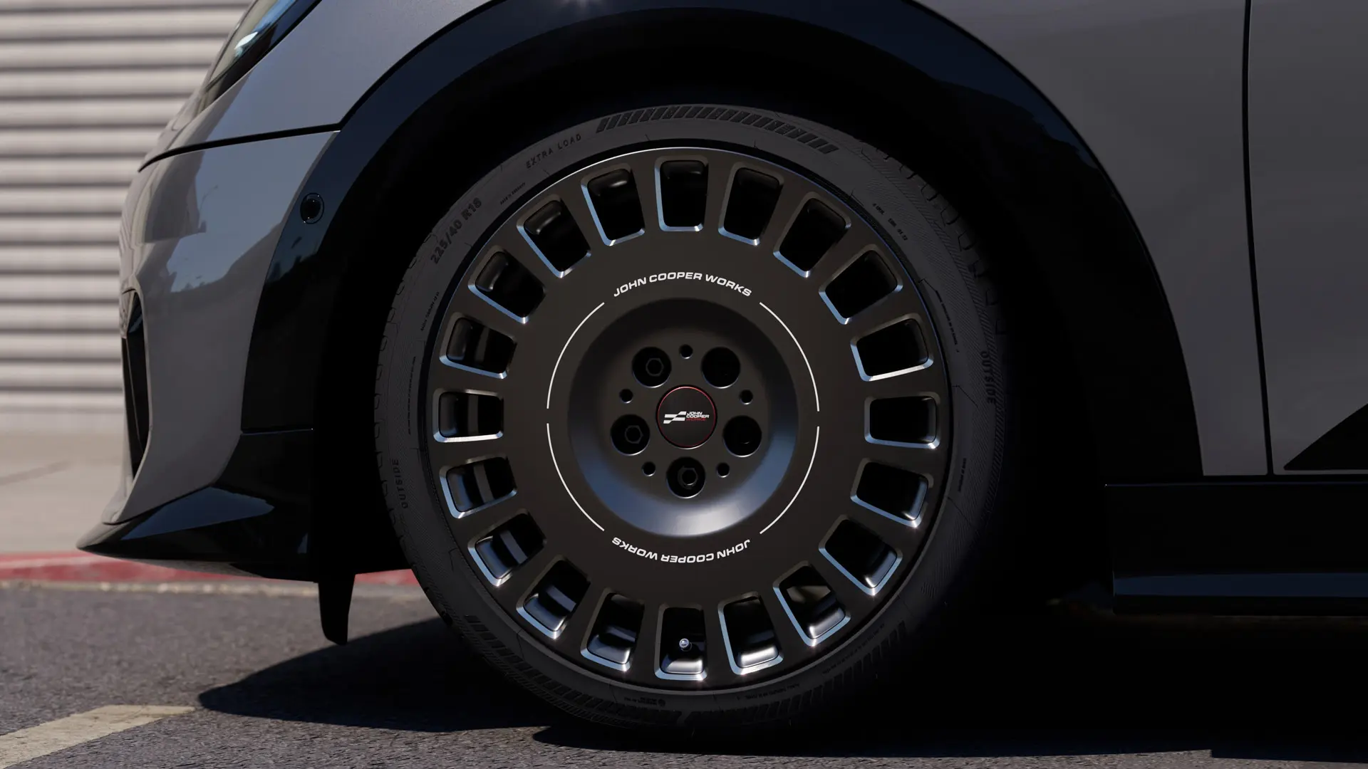 Detailní pohled na 18" kolo MINI JCW Rallye Spoke 964 frézované diamantem v šedé barvě Frozen Midnight Grey. 