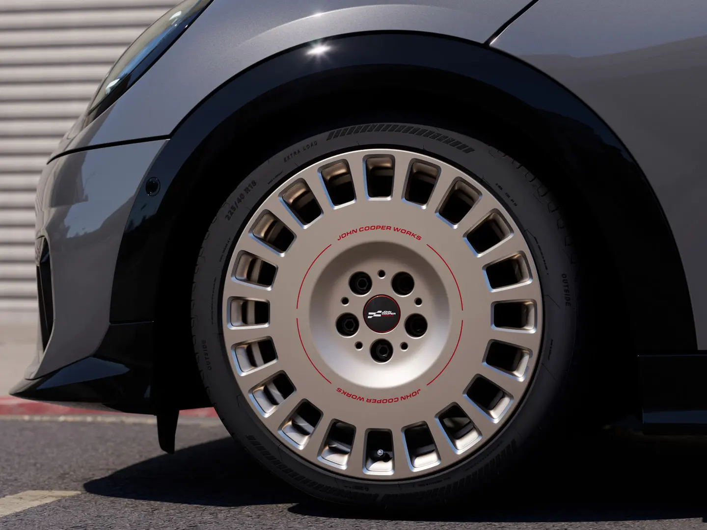 18" MINI kola JCW Rallye Spoke 964 z lehké slitiny ve stříbrné barvě Vibrant Silver frézované diamantem a se schválenými pneumatikami označenými symbolem hvězdy. 