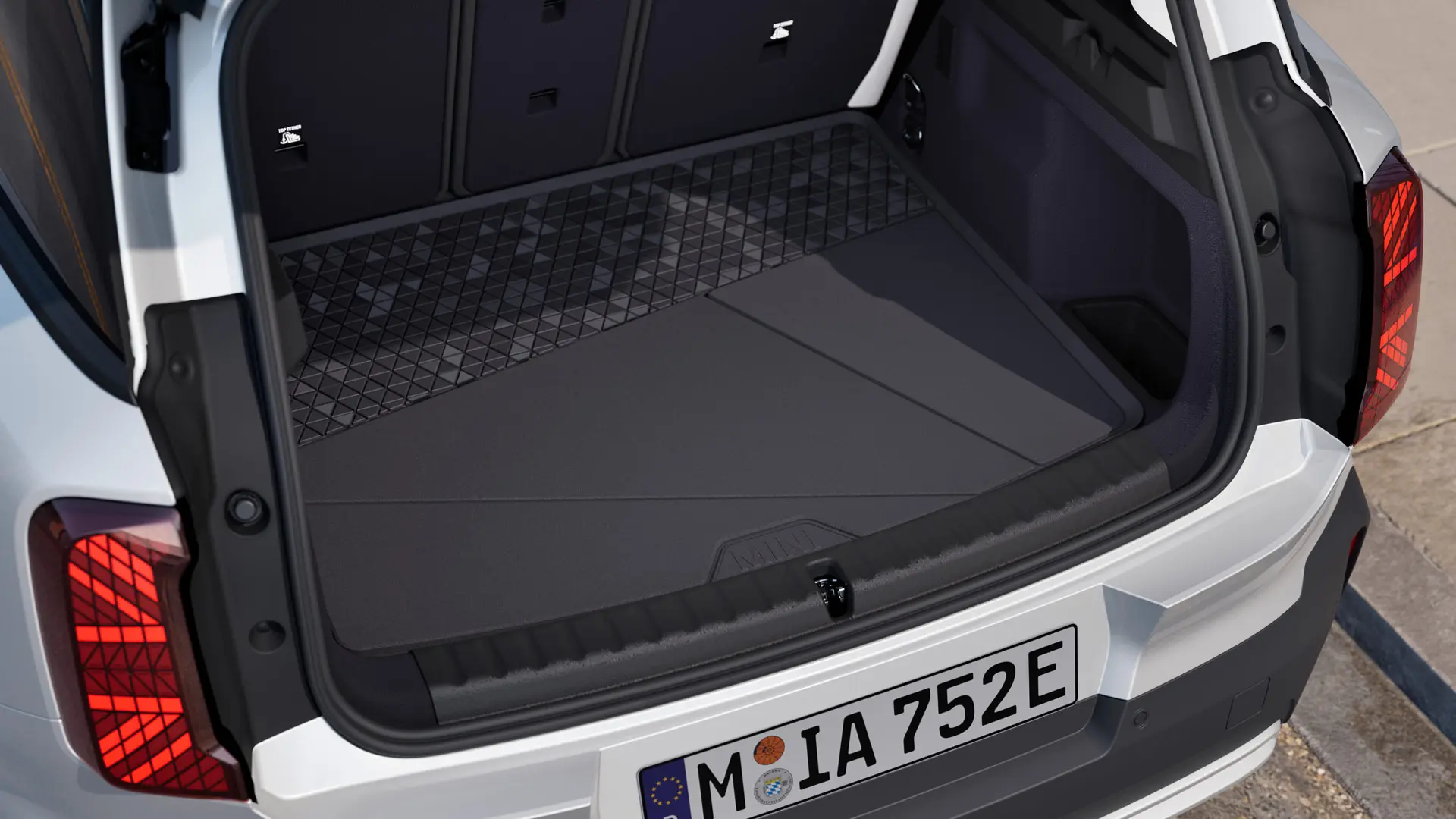 Černá, tvarovaná rohož do zavazadlového prostoru MINI s vysokým okrajem po celém obvodu, která chrání před nečistotami a vlhkostí.