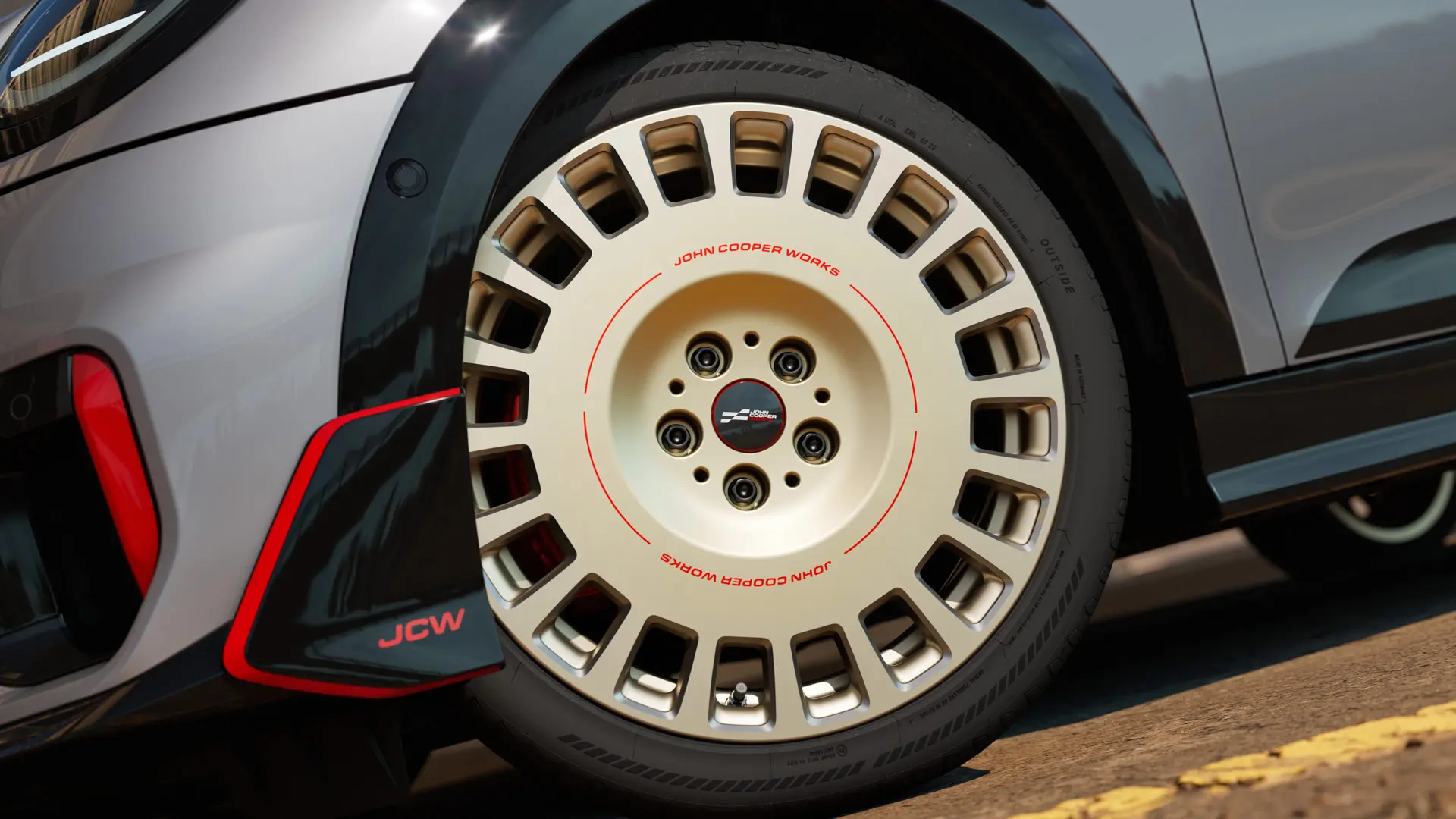 Detailní pohled na 18" JCW kolo Rallye Spoke 964 ve stříbrné barvě Bicolour Vibrant Silver frézované diamantem a přední winglet.