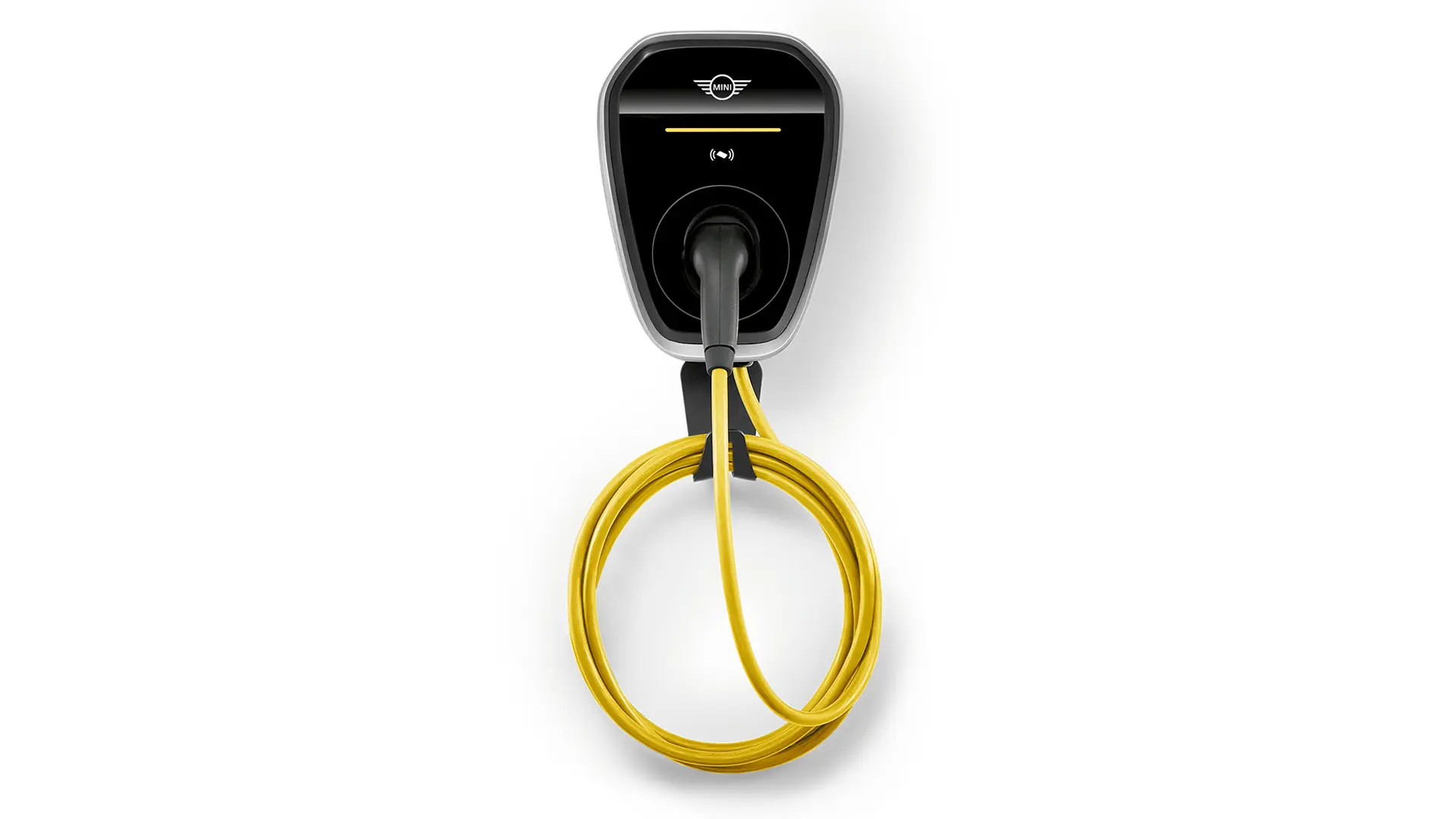 Nabíječka MINI Wallbox Plus pro domácí nabíjení výkonem až 22 kW, namontovaná na zeď.