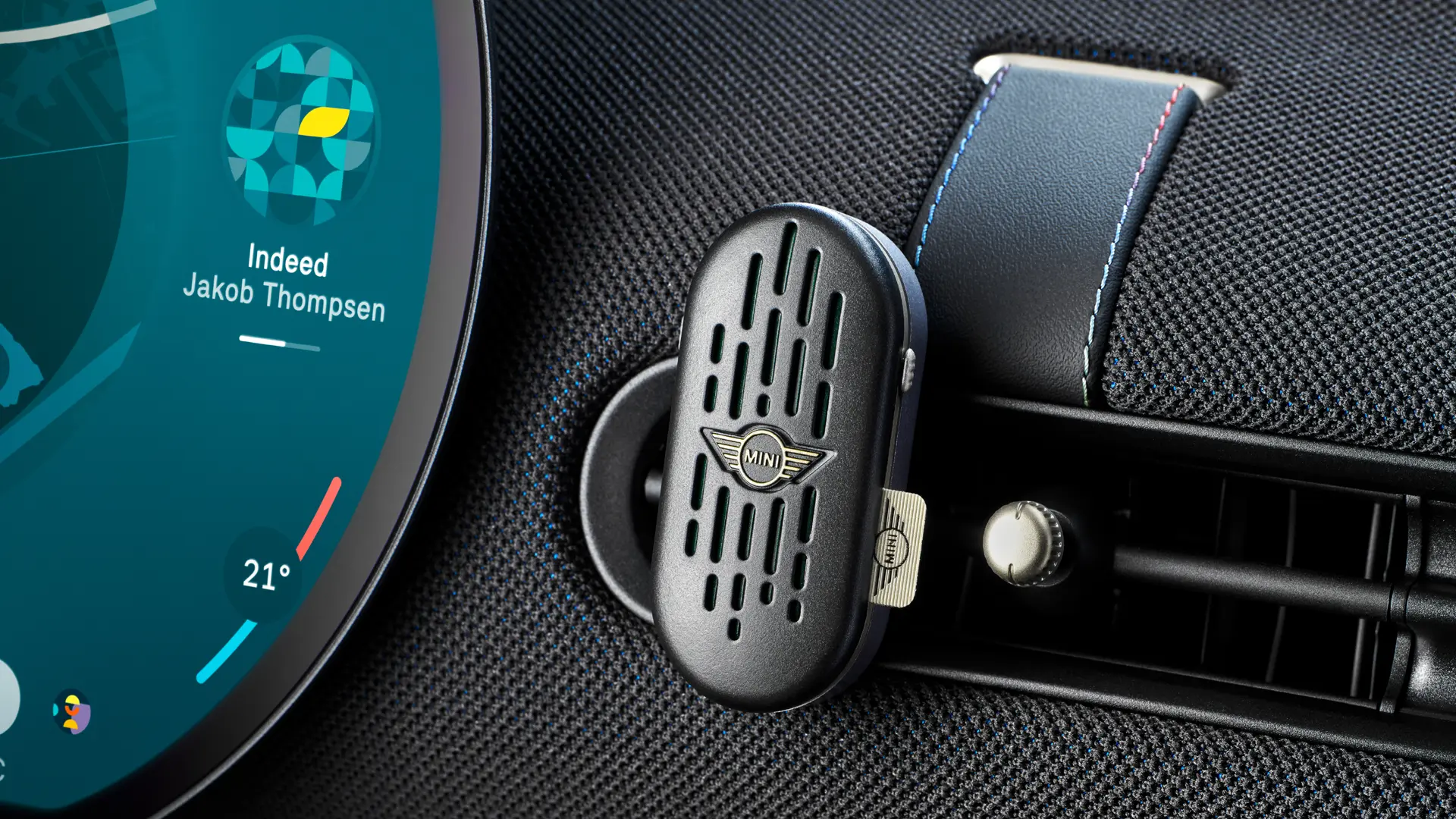 Interiér MINI Aceman s OLED kruhovým dotykovým displejem infotainmentu a osvěžovačem vzduchu MINI Natural air na palubní desce.