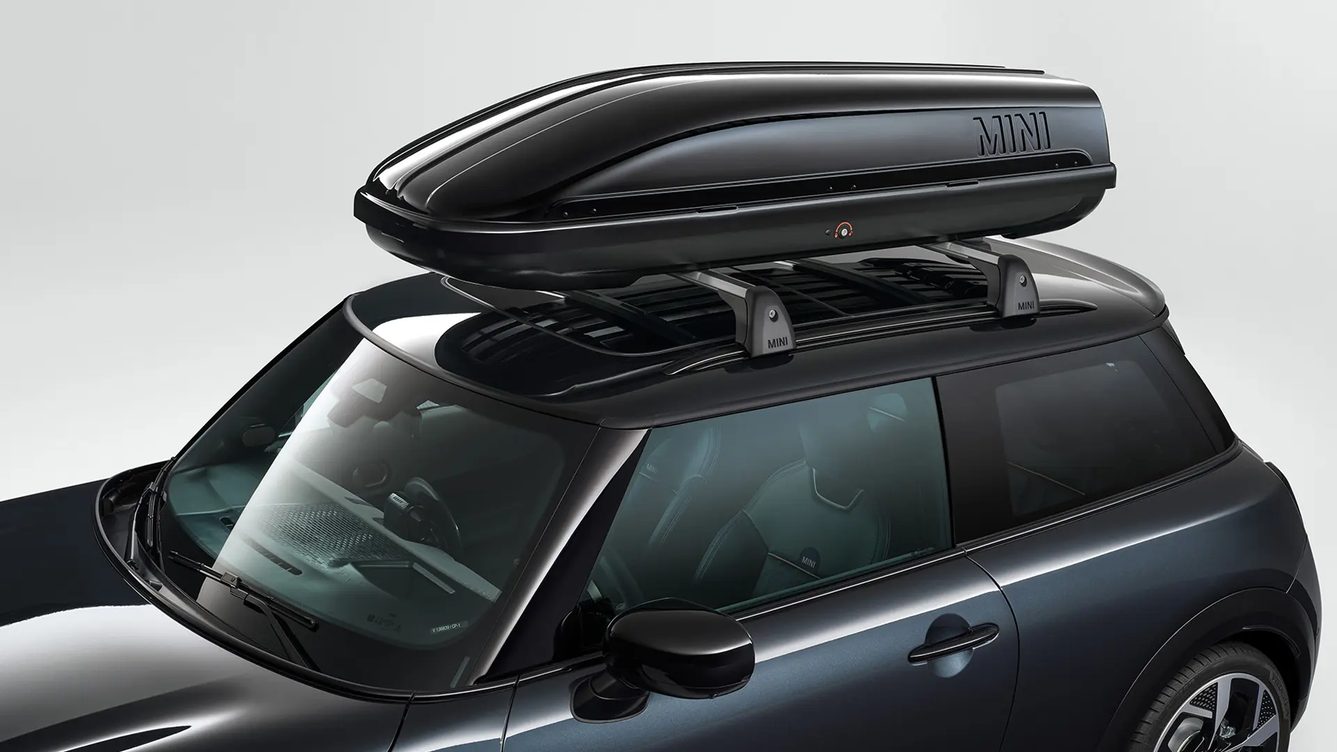 Třídveřové MINI Cooper v černé barvě s černým MINI Střešním boxem 320.