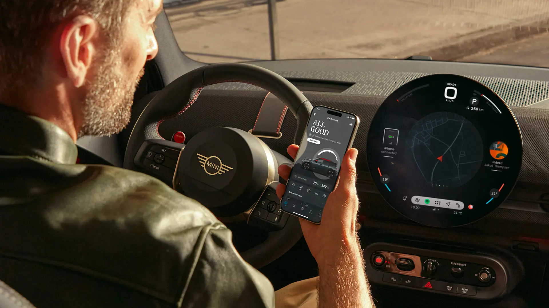 Řidič MINI používá navigační služby aplikace MINI ve svém telefonu.