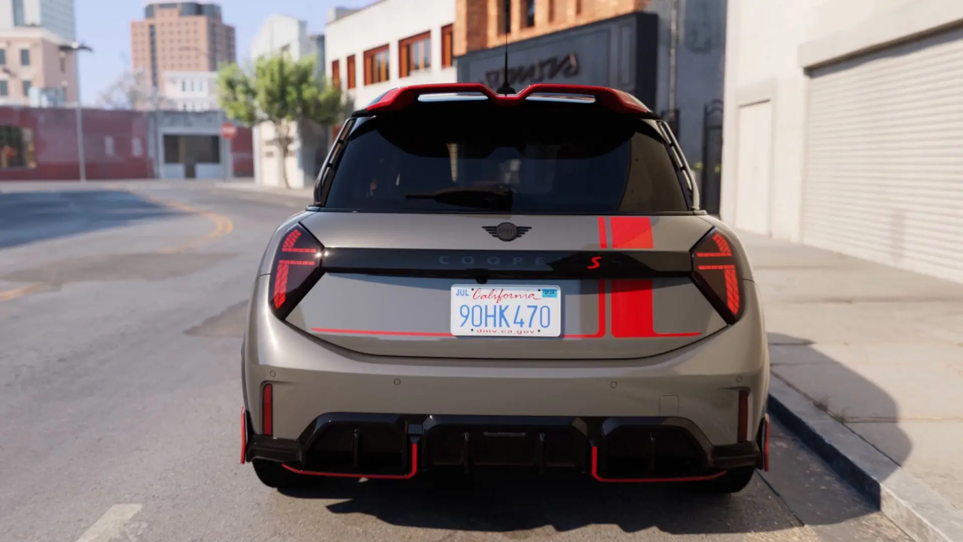 MINI Cooper C s John Cooper Works příslušenstvím při jízdě po městské ulici