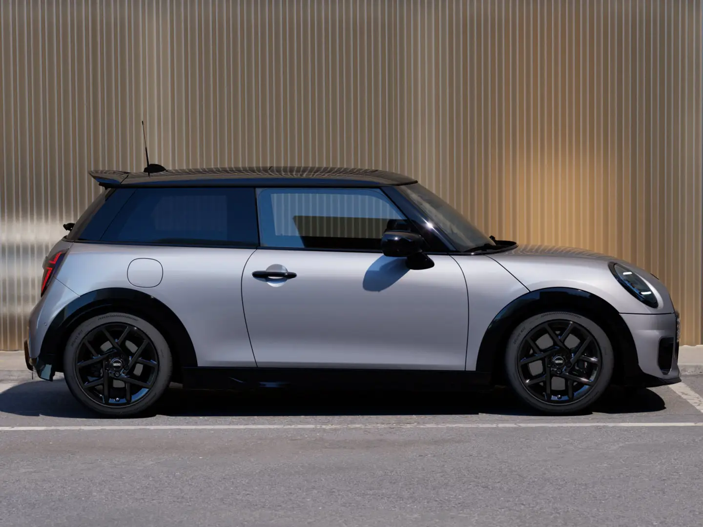 3dveřové MINI Cooper ve stříbrné barvě Melting Silver – pohled z boku.