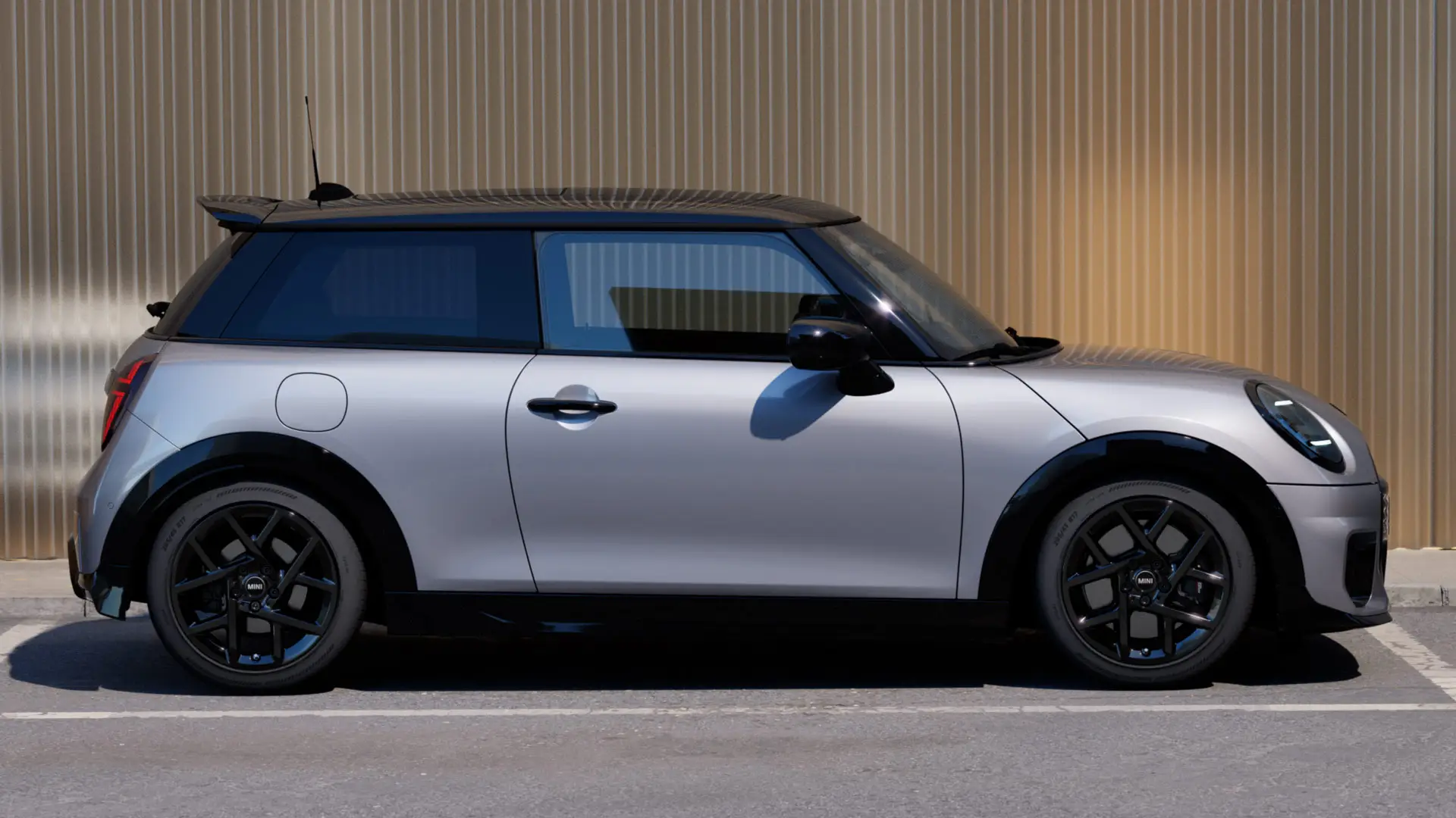 3dveřové MINI Cooper ve stříbrné barvě Melting Silver – pohled z boku.