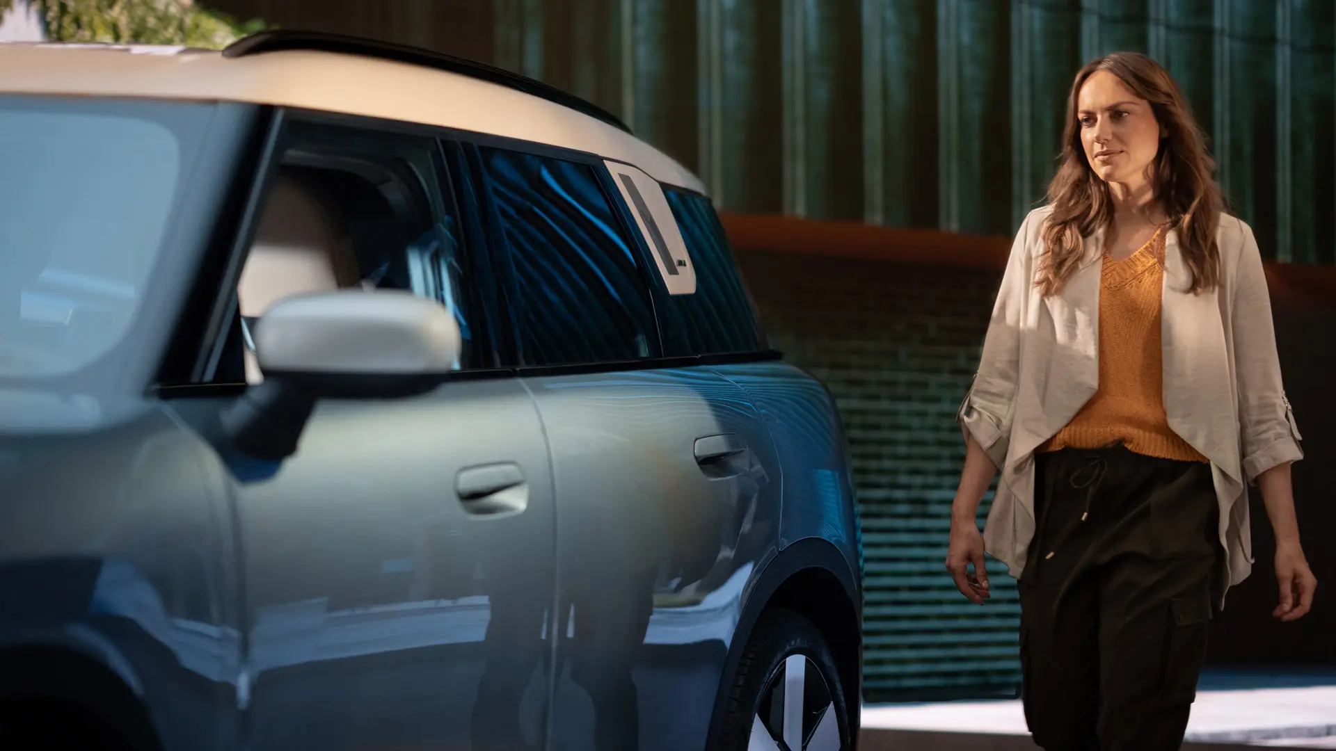 Zákaznice v MINI Centru po konzultaci s MINI Financial Services. 