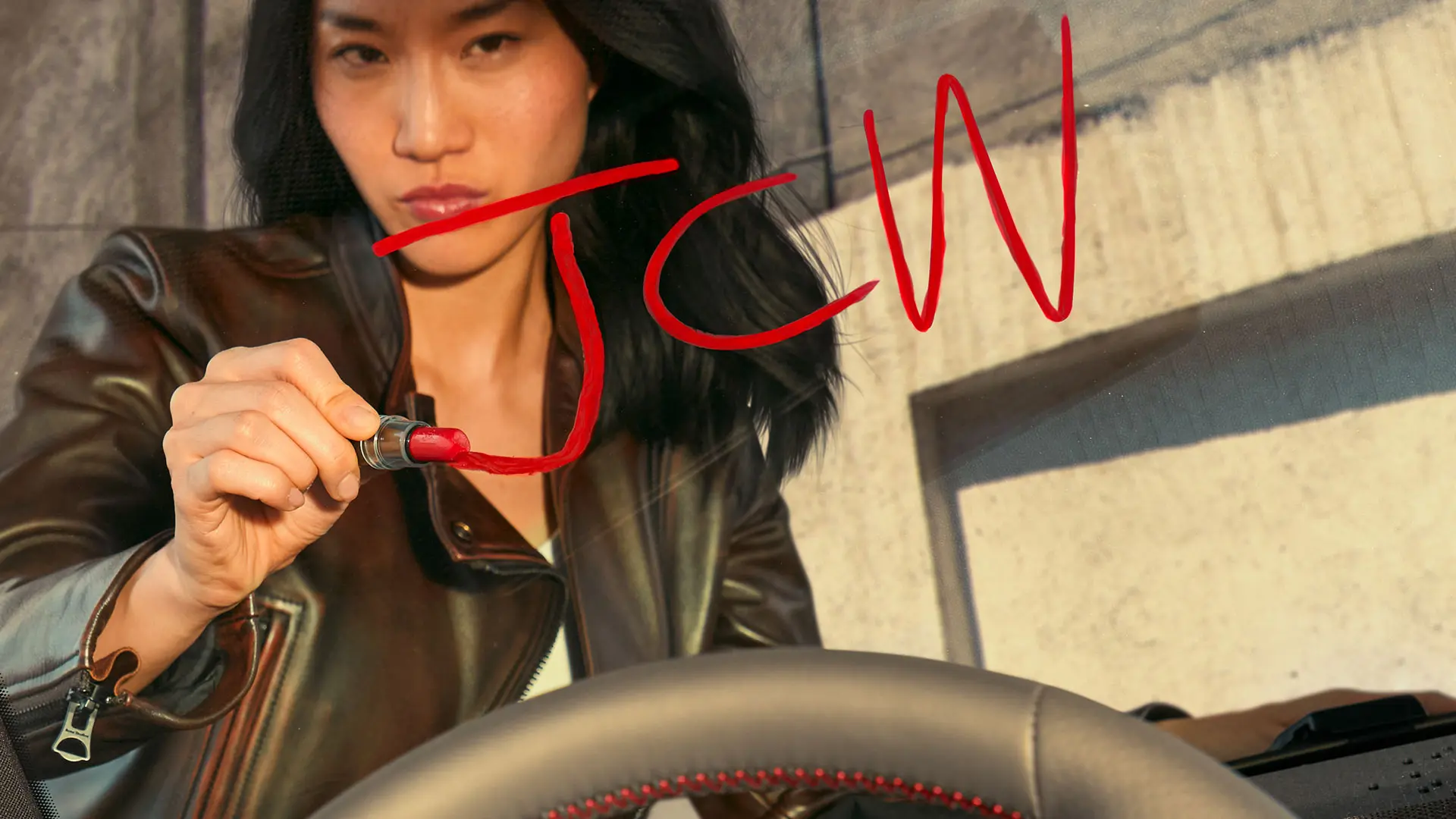 Žena v MINI Centru čeká na testovací jízdu s modelem JCW. 