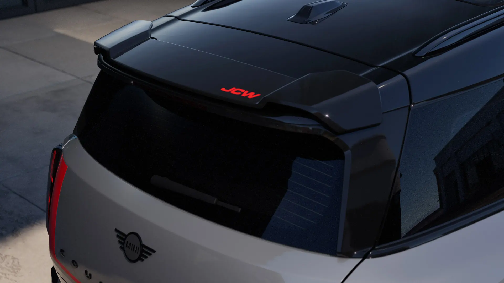 MINI John Cooper Works nástavec střešního spoileru s červeným ozdobným prvkem John Cooper Works Chili Red.