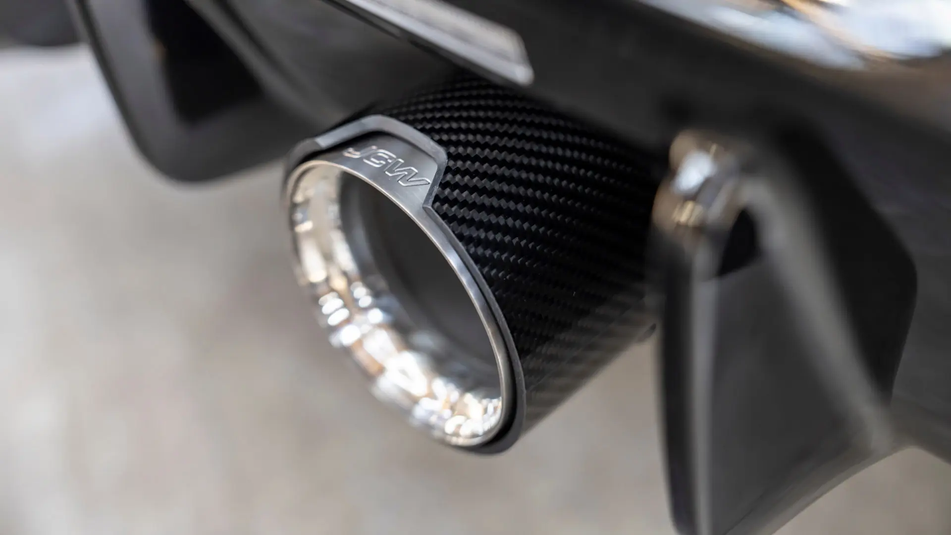 John Cooper Works karbonové nástavce koncovek výfuku se připevňují k výfukovému systému a dodávají Vašemu vozu vzhled ze světa motorsportu. 