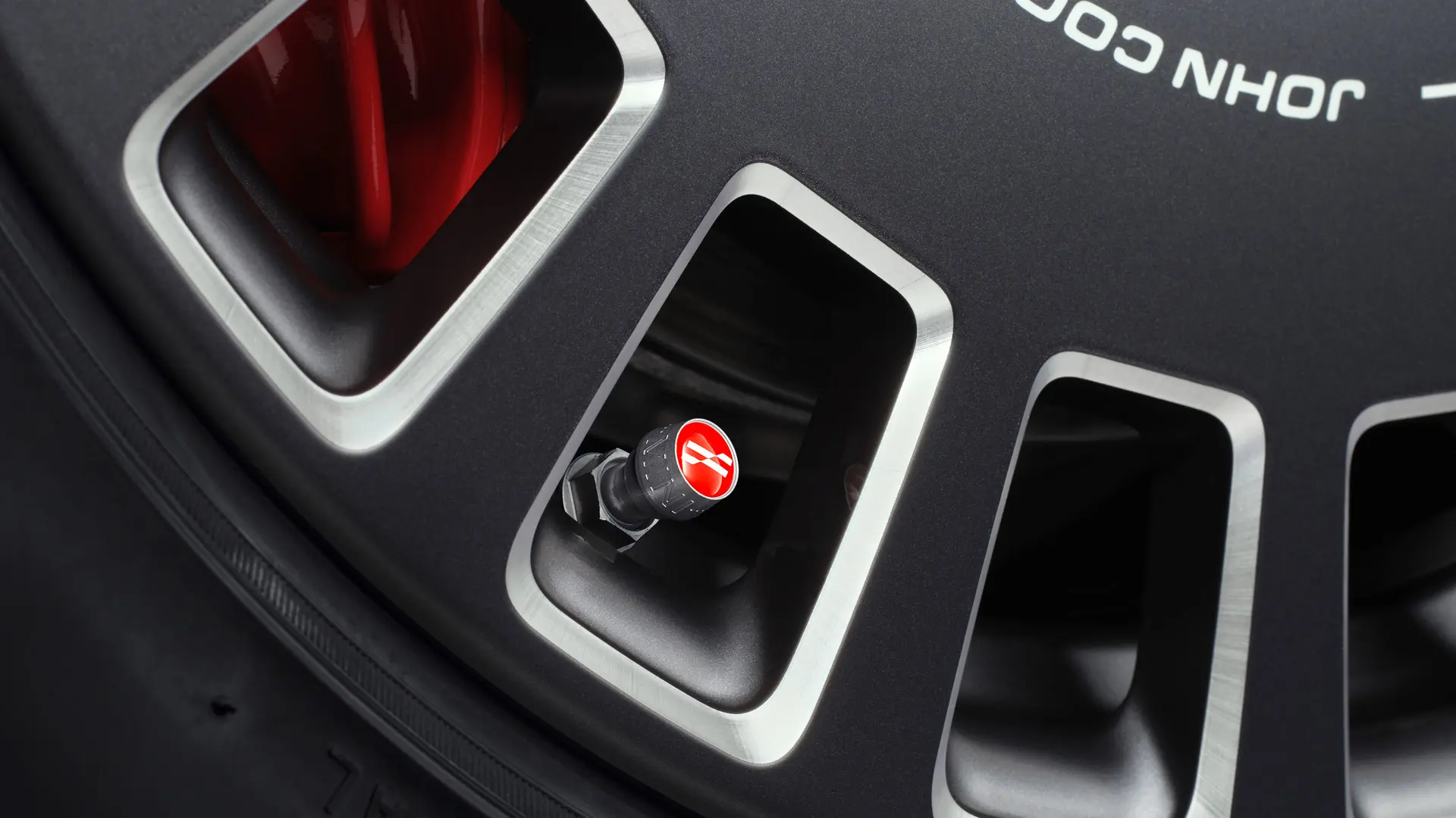 John Cooper Works hliníkové čepičky ventilků jsou stylovým červeným ozdobným prvkem kola. 