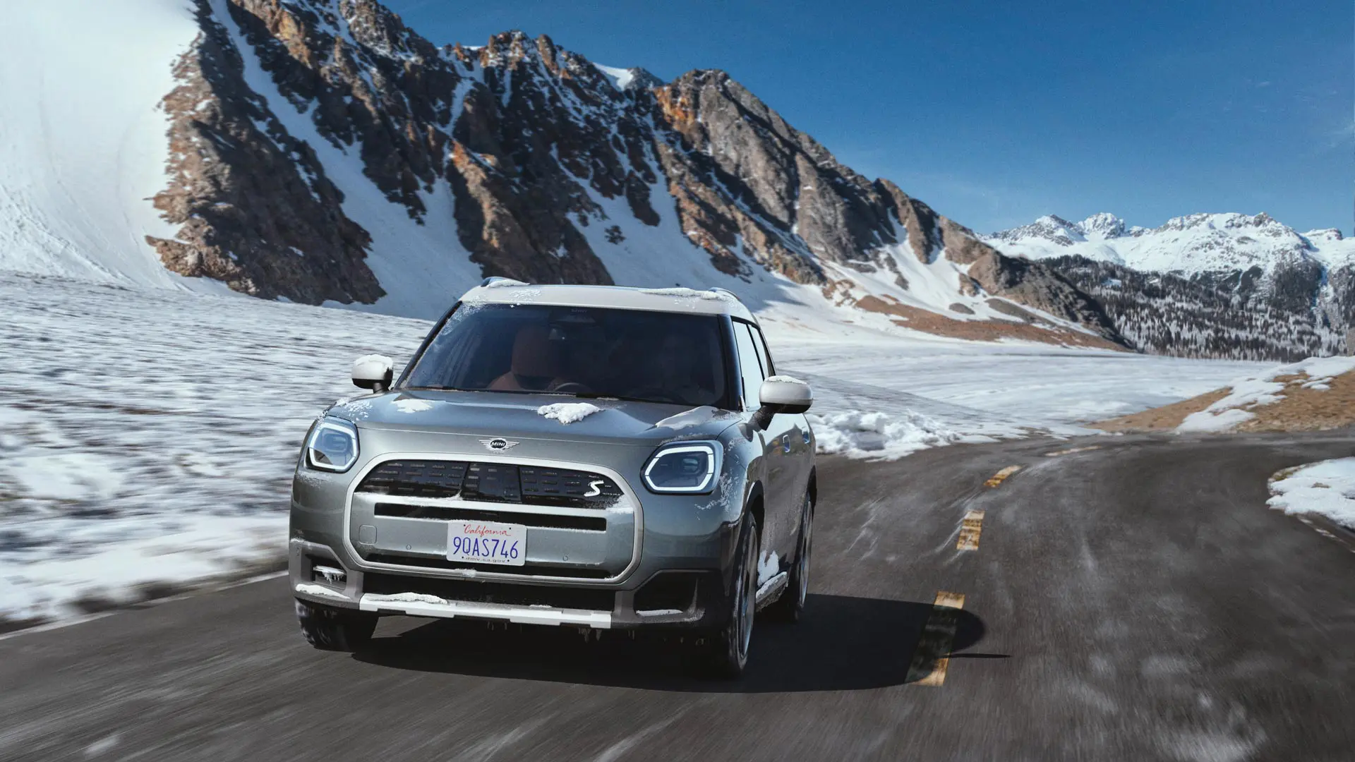 MINI Countryman na sněhu.