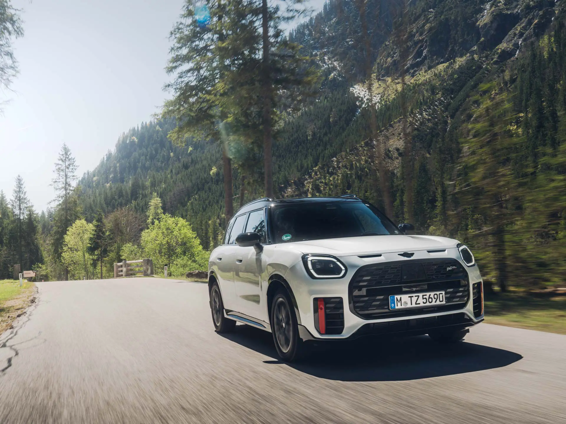 MINI Countryman na venkovské silnici.